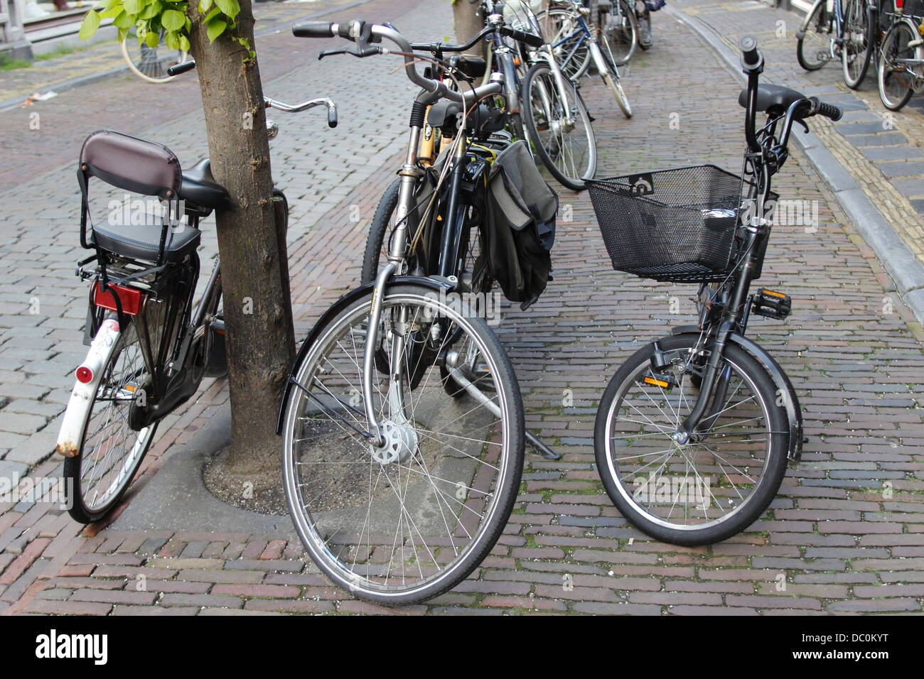 Haarlem Niederlande Europa Fahrräder in Straße vor Geschäften Stockfoto