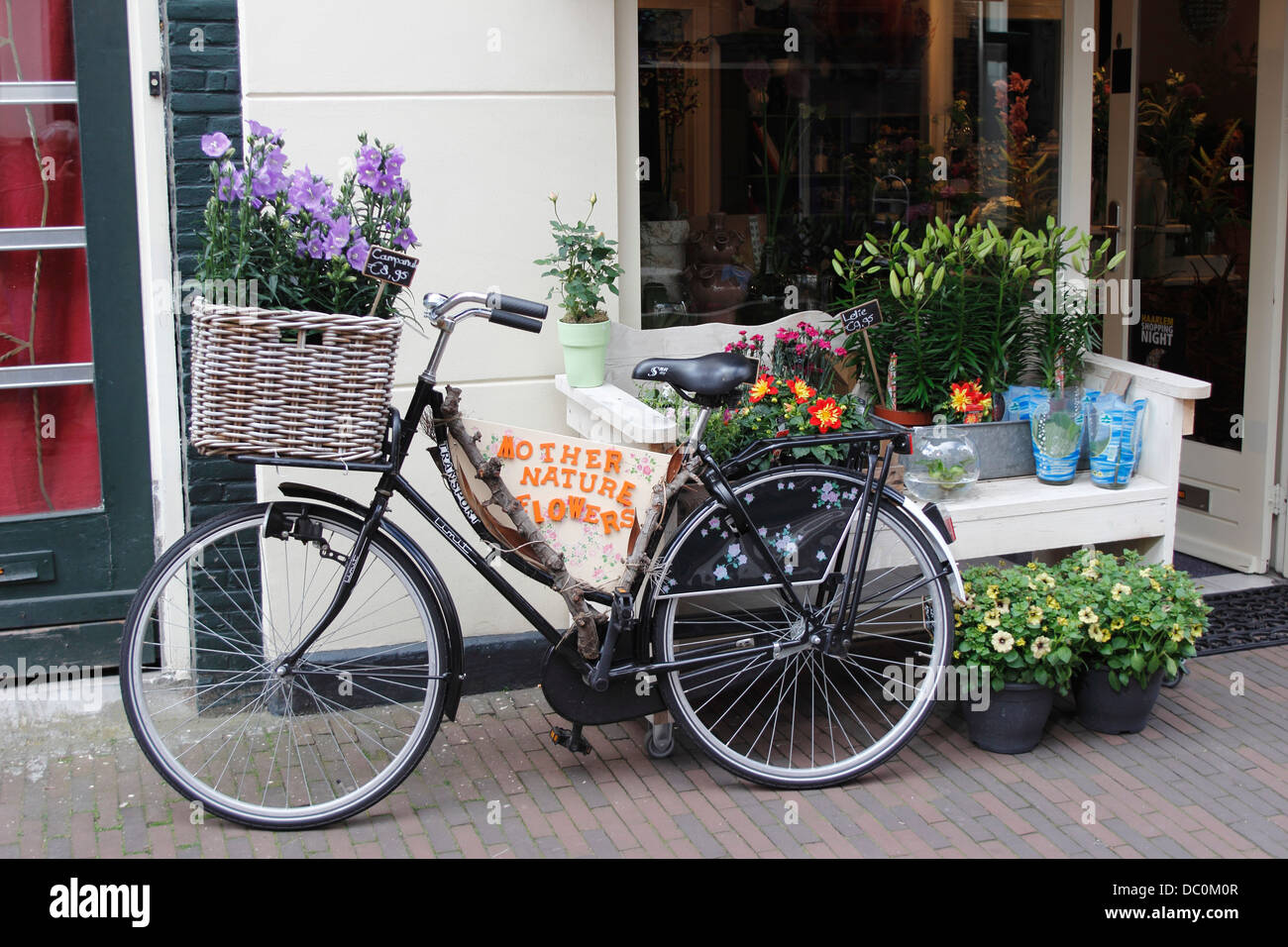 Haarlem Niederlande Europa Fahrräder in Straße vor Geschäften Stockfoto