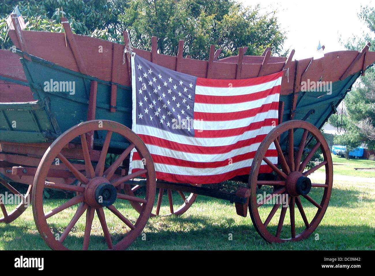 USA-FLAGGE AUF DER SEITE DES CONESTOGA WAGON DRAPIERT Stockfoto