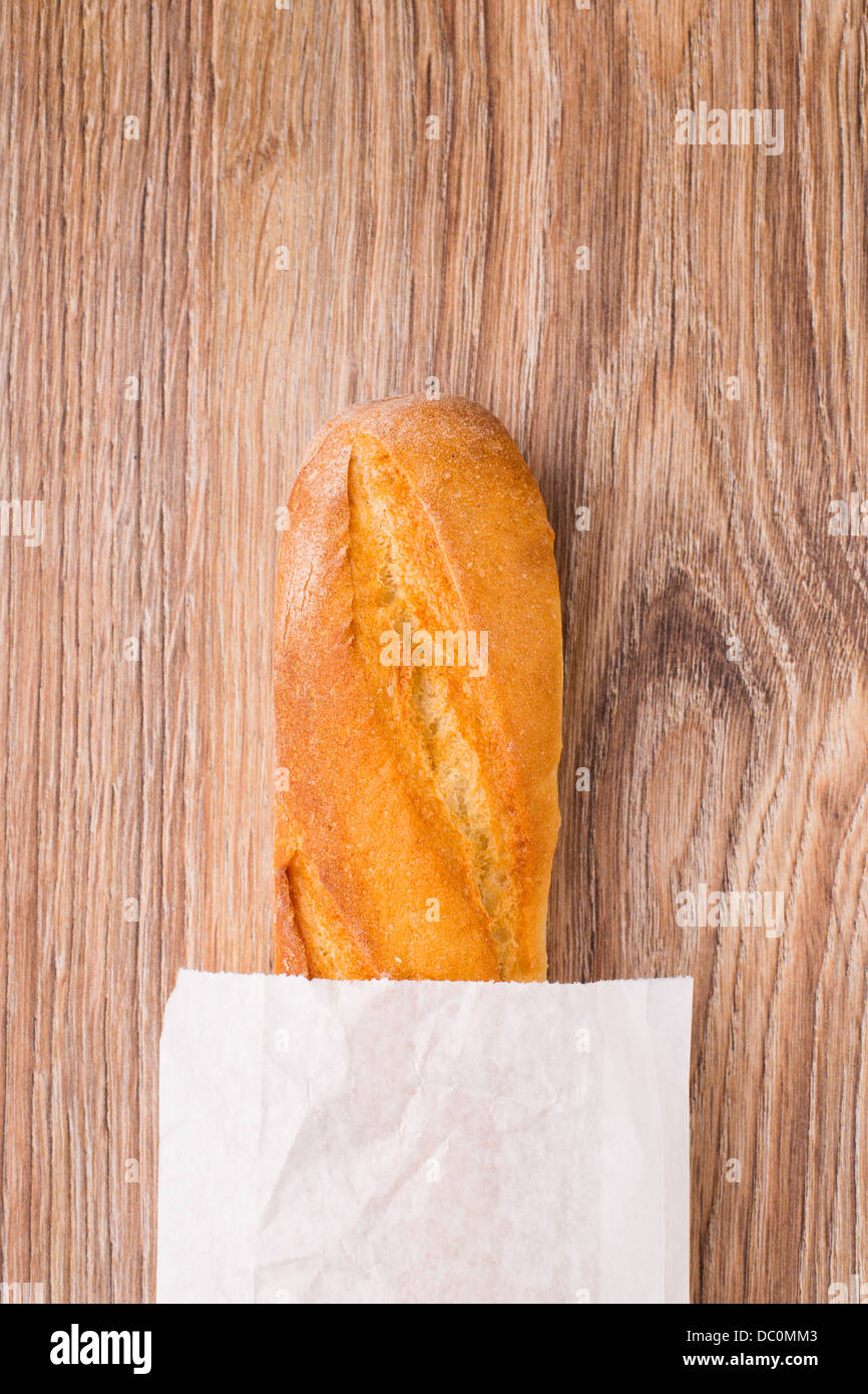 Baguette in Papiertüte Stockfoto