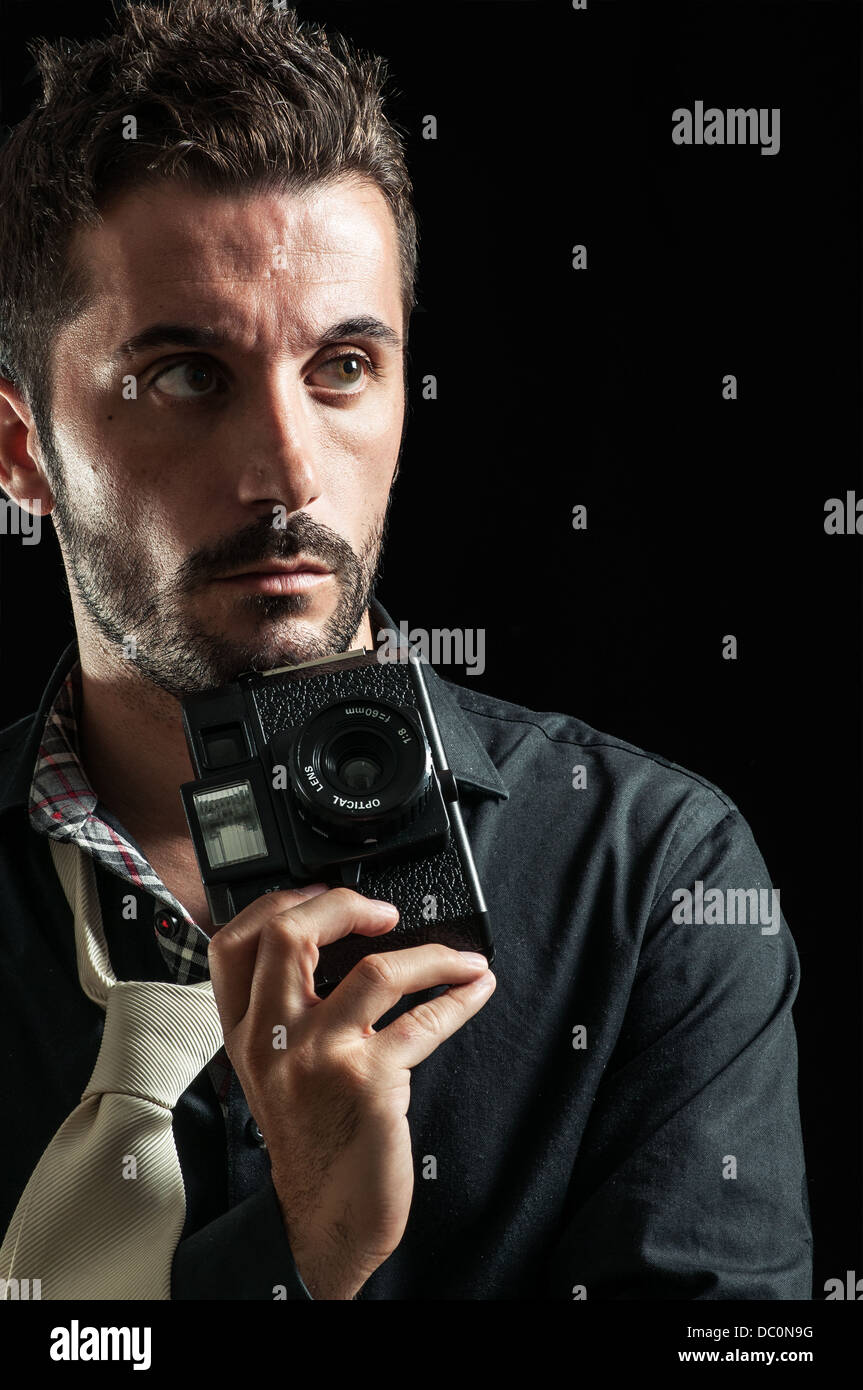 Eine junge Modell vorgibt mit seiner Kamera in einem Fotostudio Stockfoto