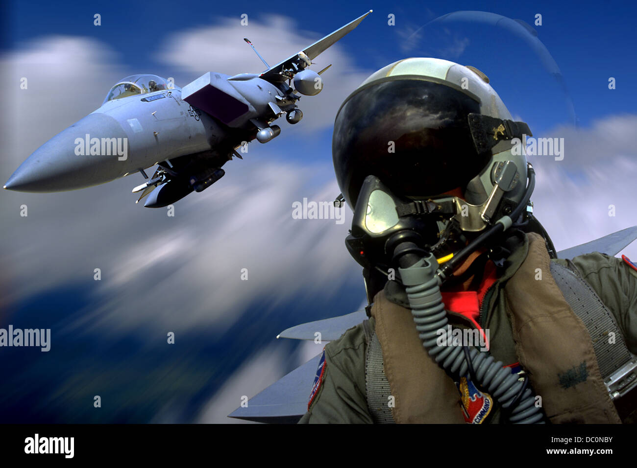 PILOT IM COCKPIT DER USAF F-15 EAGLE FLIEGEN NEBEN EINEM ANDEREN F-15 Stockfoto