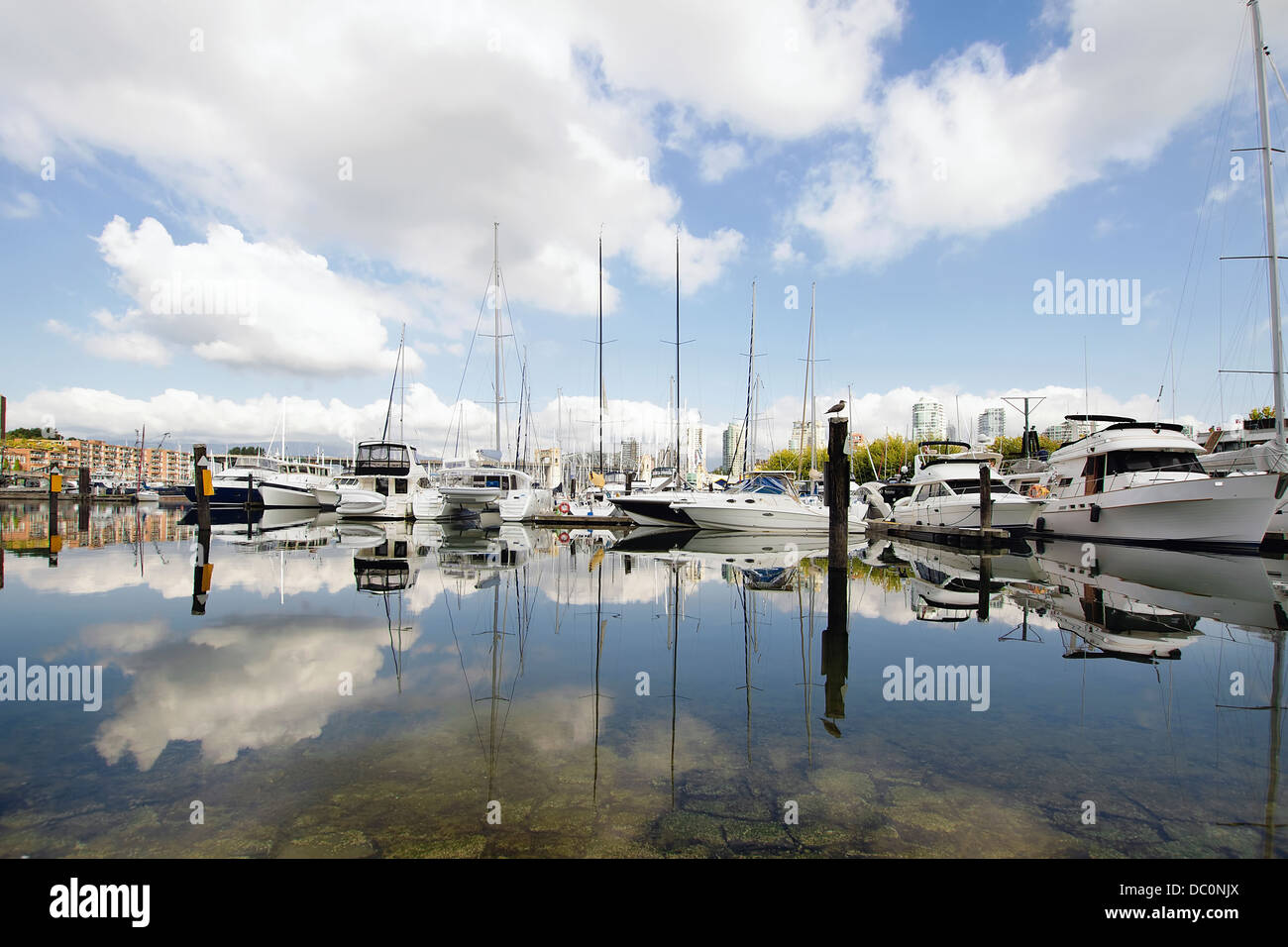 Marina Reflexion von Booten und Wolken am Himmel auf Granville Island in Vancouver BC Kanada Stockfoto