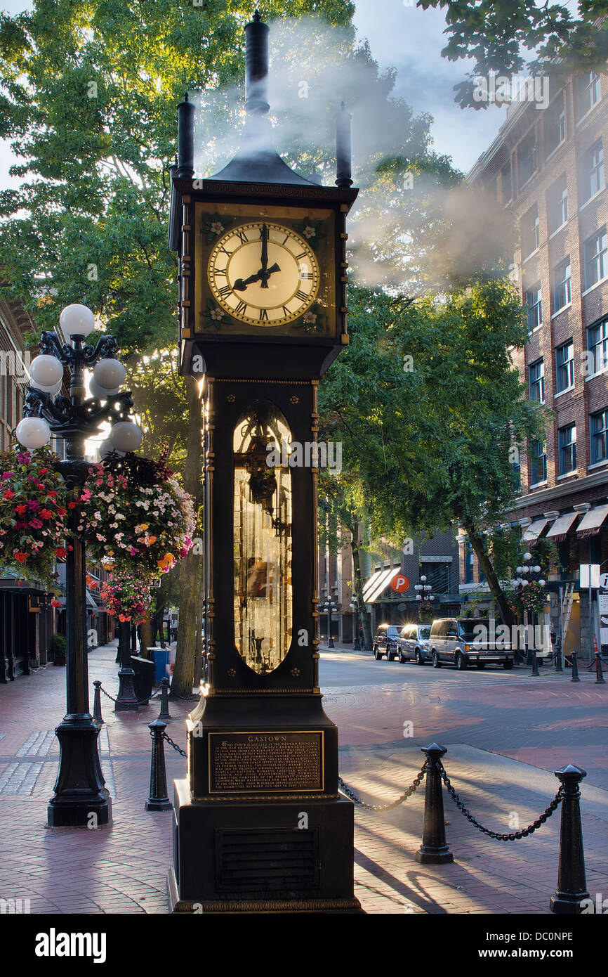 Dampfuhr in Gastown Vancouver BC Kanada um 08:00 morgens mit Sonnenlicht Stockfoto