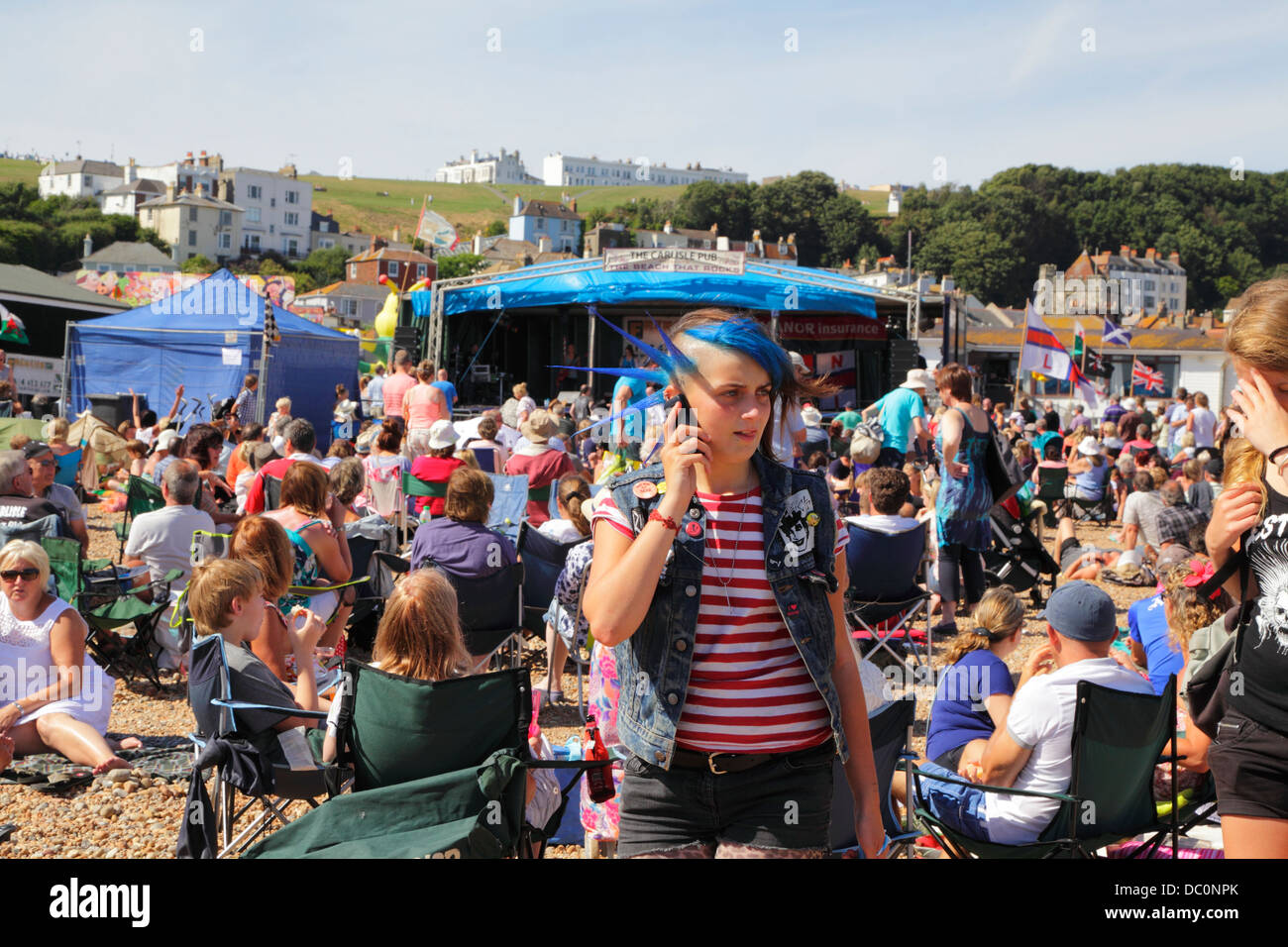 Spiky Punkfrisur am Strand Konzert an Hastings Strandpromenade zugunsten der RNLI Lifeboat, East Sussex, England Stockfoto