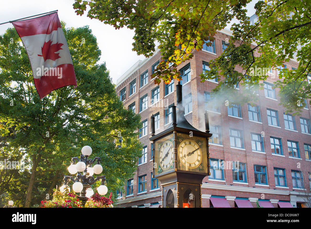 Dampfuhr in Gastown Vancouver BC Kanada mit Kanada Flagge am Morgen mit Sonnenlicht Stockfoto