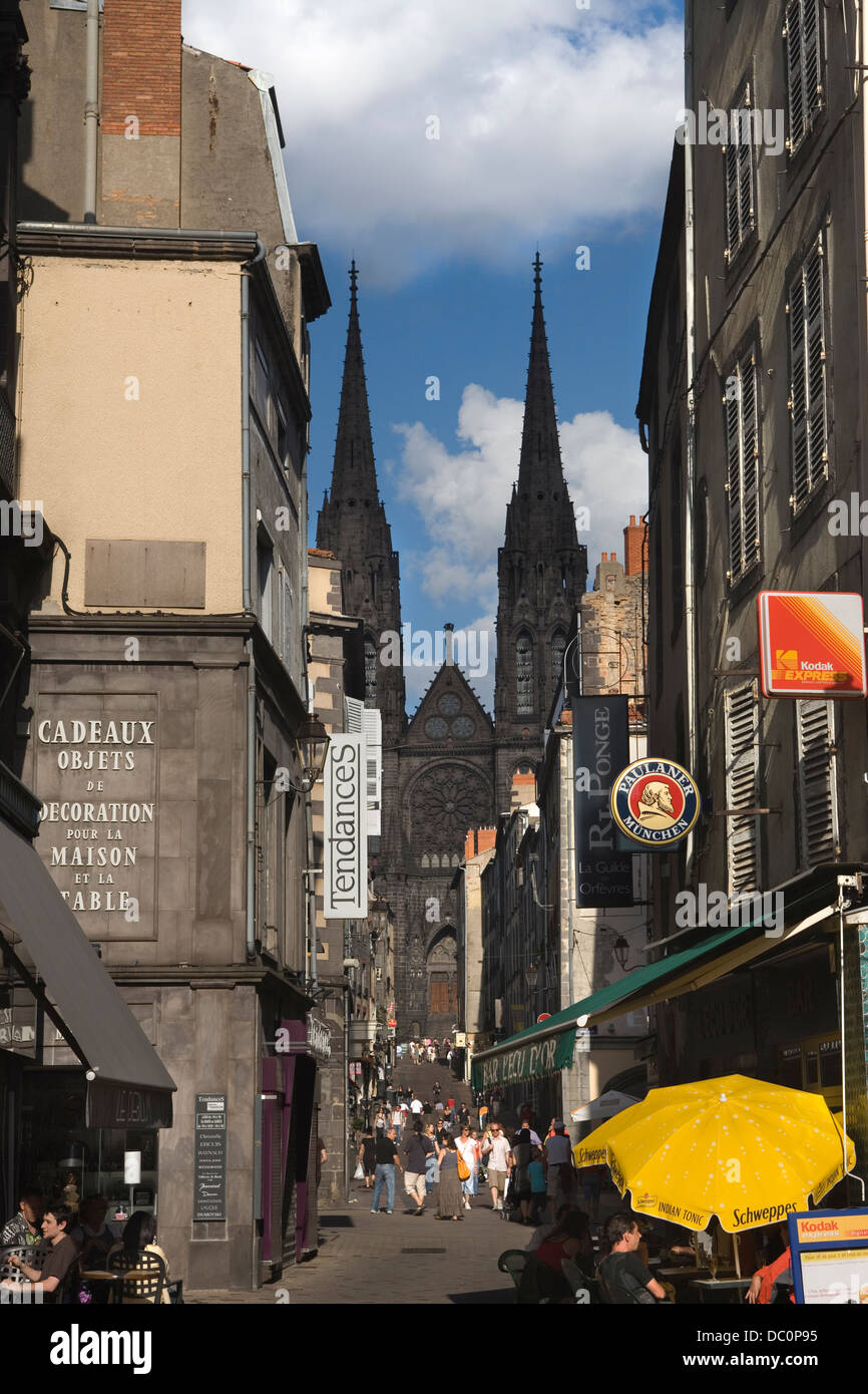 RUE DE GRAS NOTRE DAME KATHEDRALE CLERMONT FERRAND CANTAL AUVERGNE FRANKREICH Stockfoto