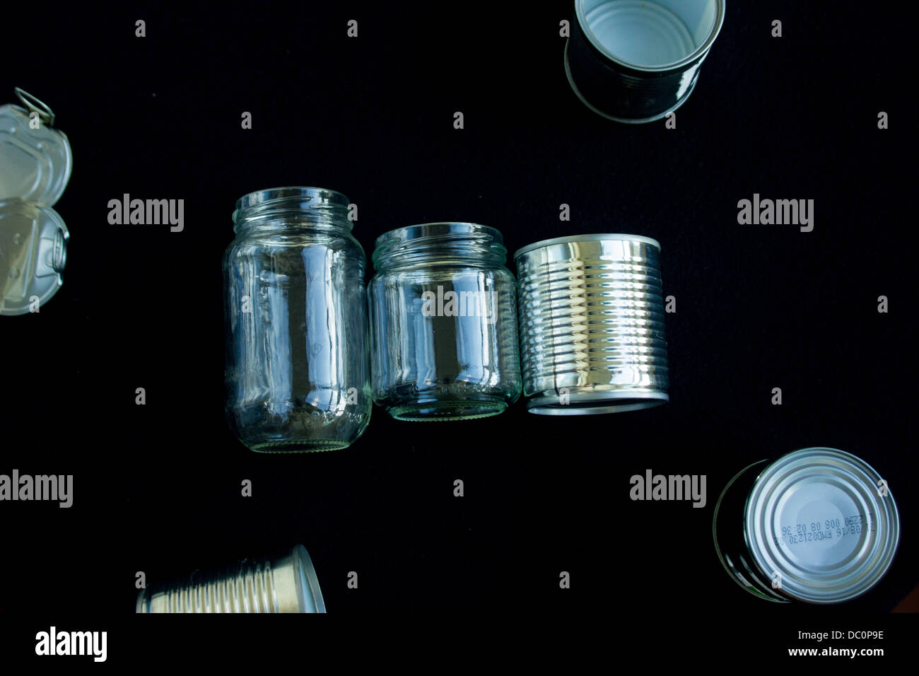 Leere Aluminiumdosen und Gläser Stockfoto