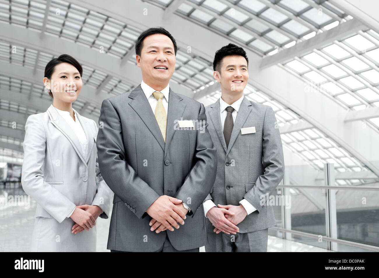 Zuversichtlich Business-Team am Flughafen Stockfoto
