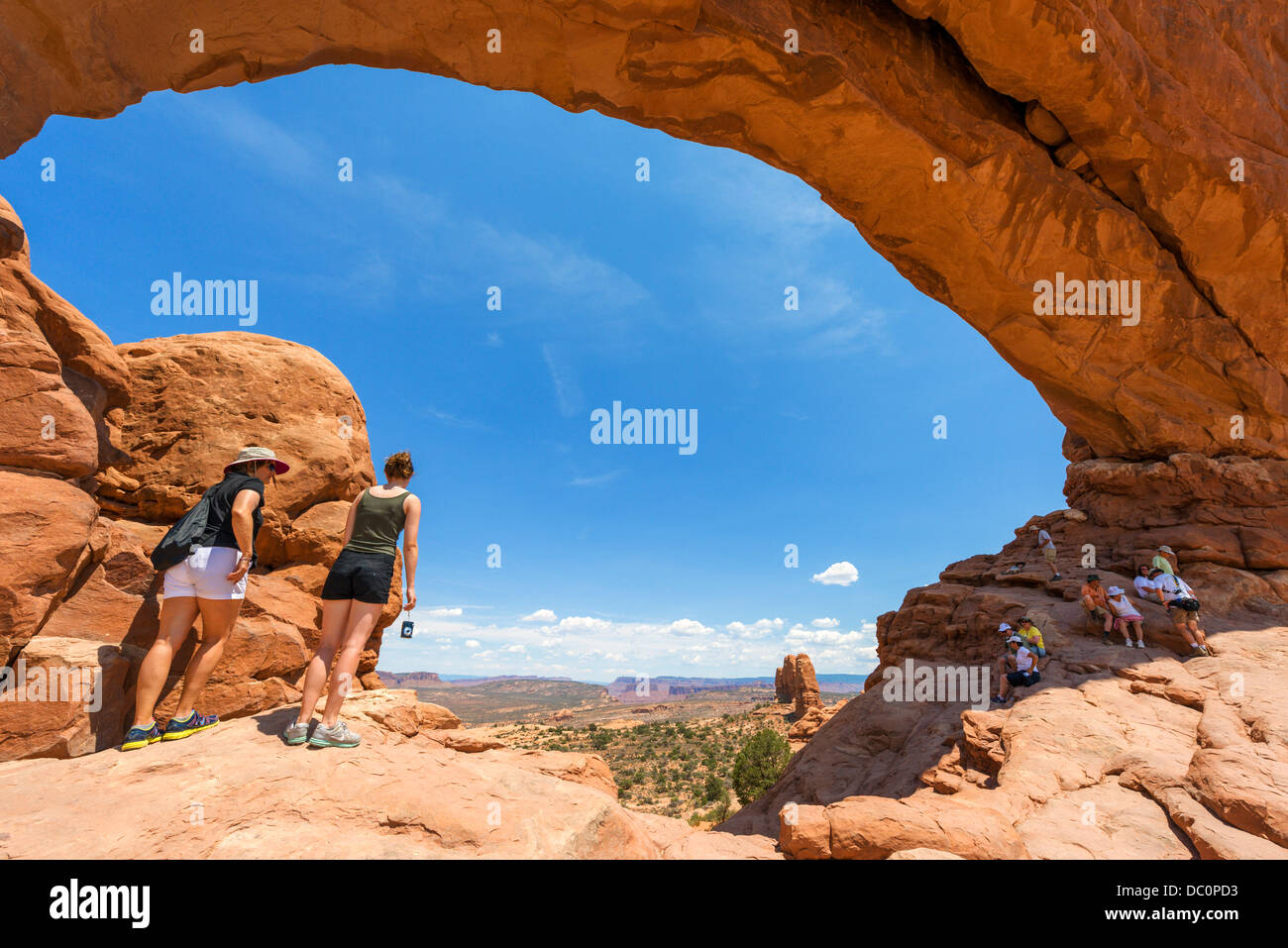 Touristen im Norden Fenster Bogen, The Windows Abschnitt Arches-Nationalpark, Utah, USA Stockfoto