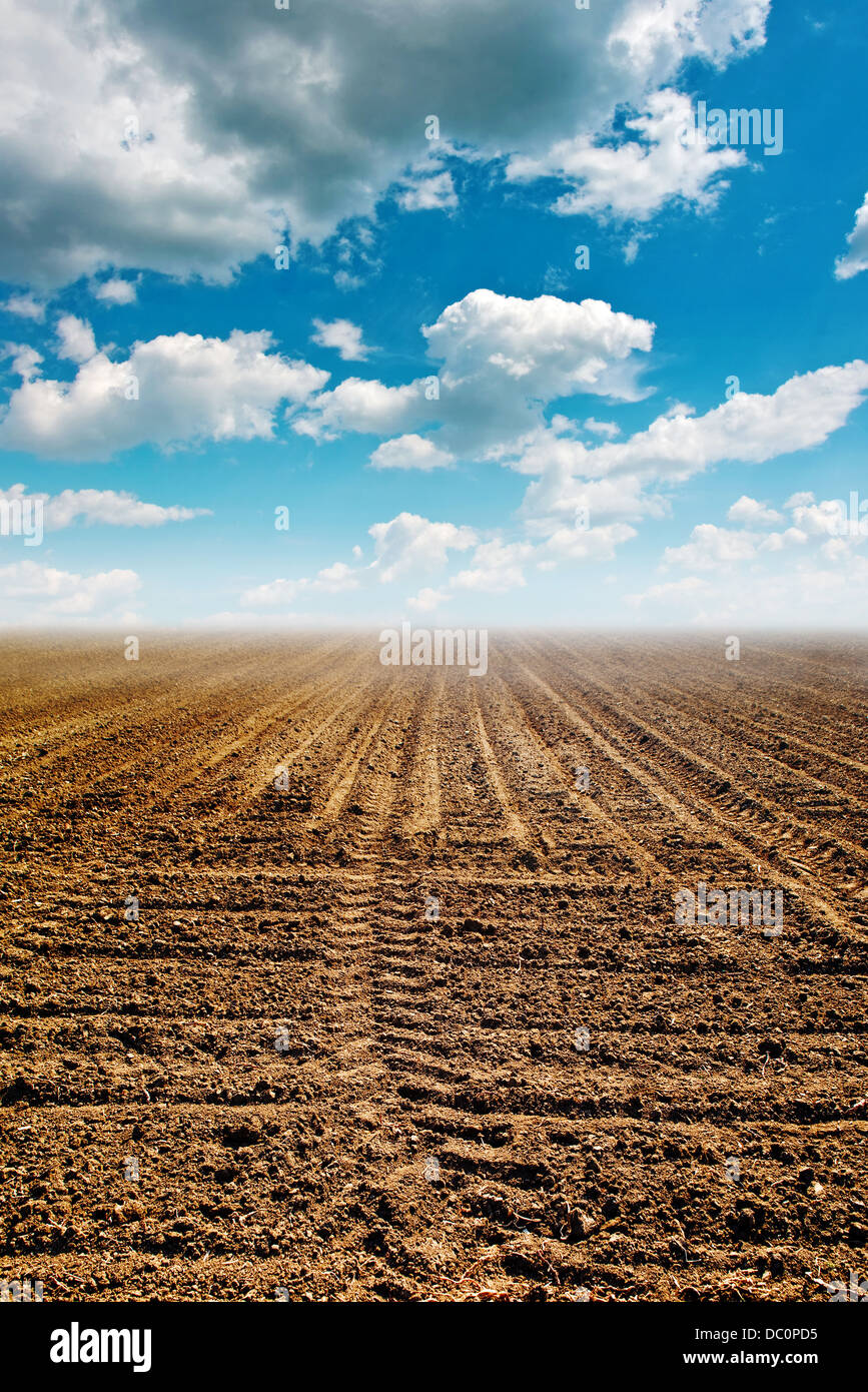 Gepflügtes Feld oder Pflug Land. Ackerland im Frühjahr. Stockfoto