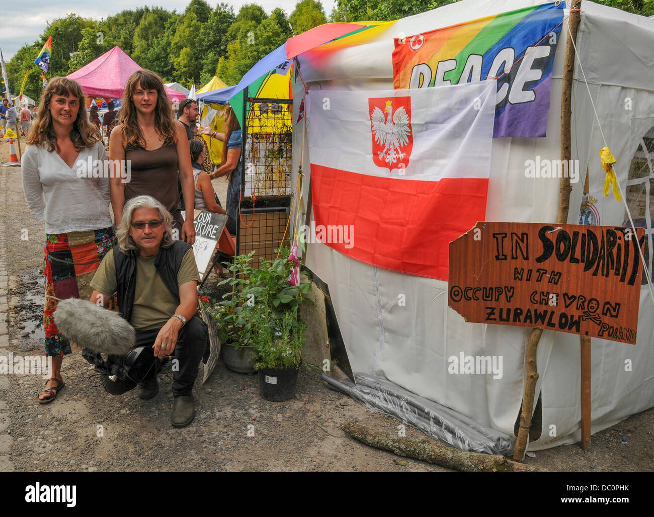 Balcombe, West Sussex, UK. 6. August 2013. Polnische Regisseur Lech Kowalski mit polnischen Mädchen. Flagge, gesendet von polnischen Landwirten solidarisch. Bildnachweis: David Burr/Alamy Live-Nachrichten Stockfoto