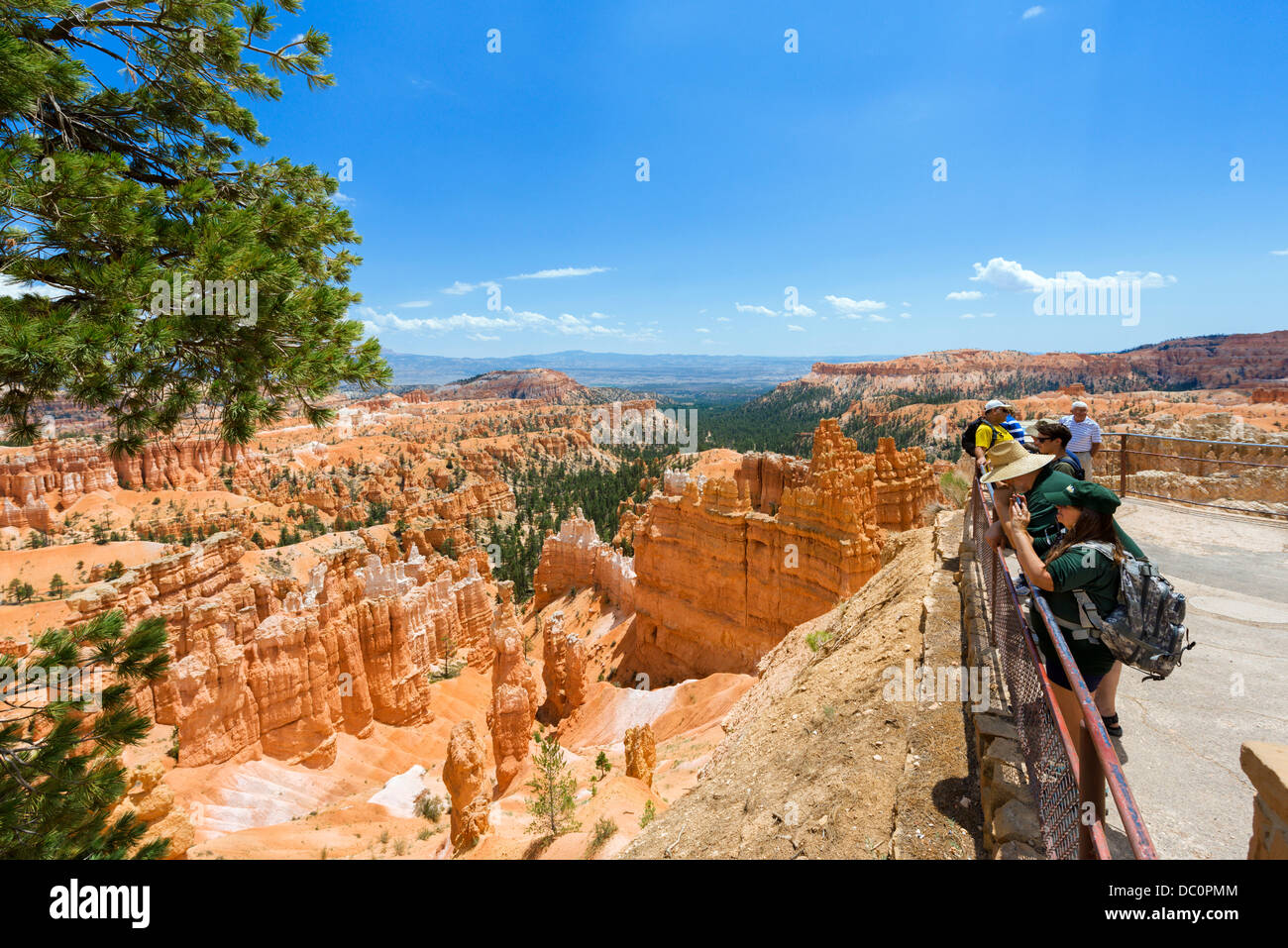 Besucher an einem Aussichtspunkt am Sunset Point, Bryce Amphitheater, Bryce-Canyon-Nationalpark, Utah, USA Stockfoto