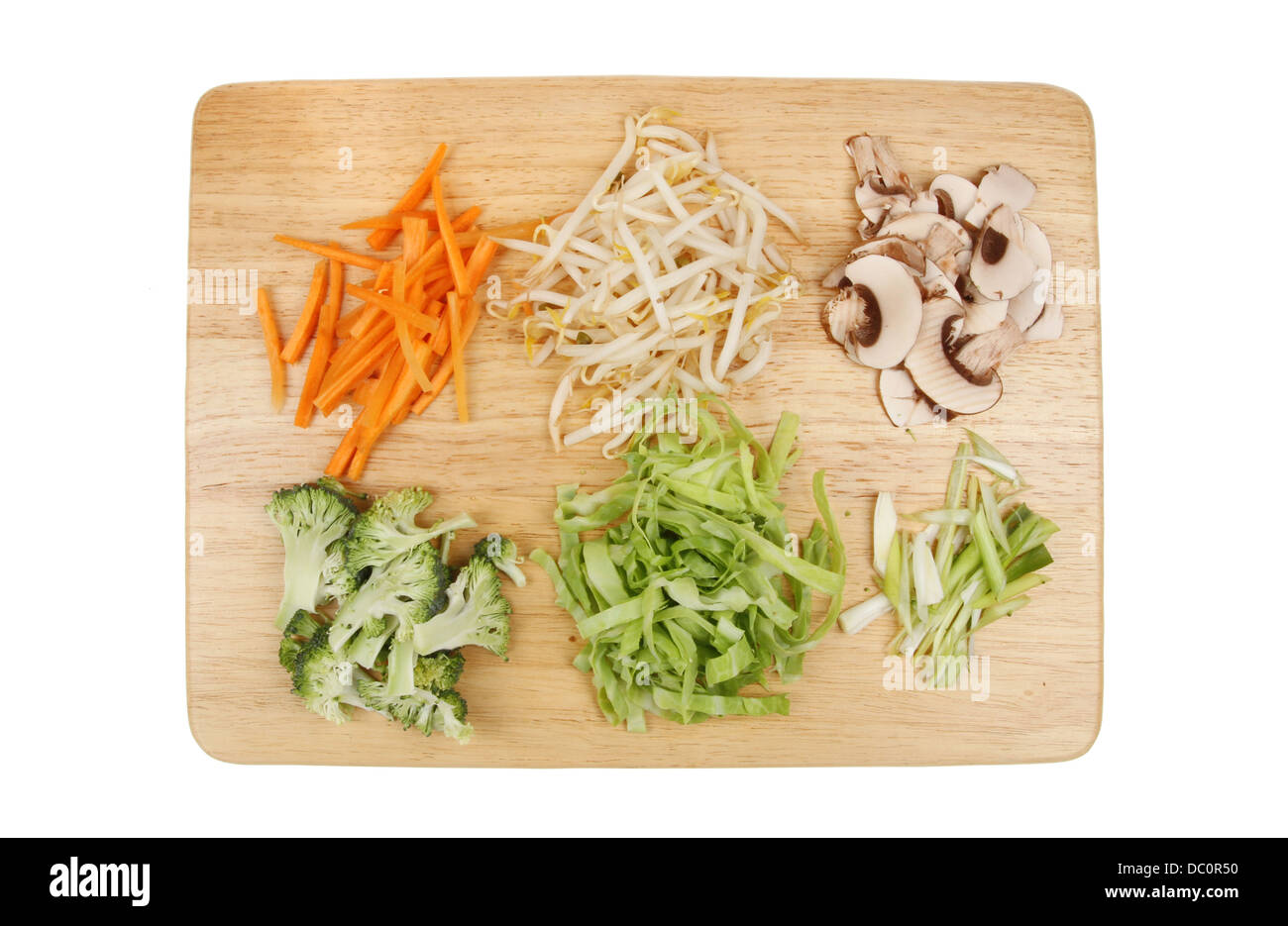 Rühren Sie anbraten Gemüse auf einem Holzbrett Stockfoto