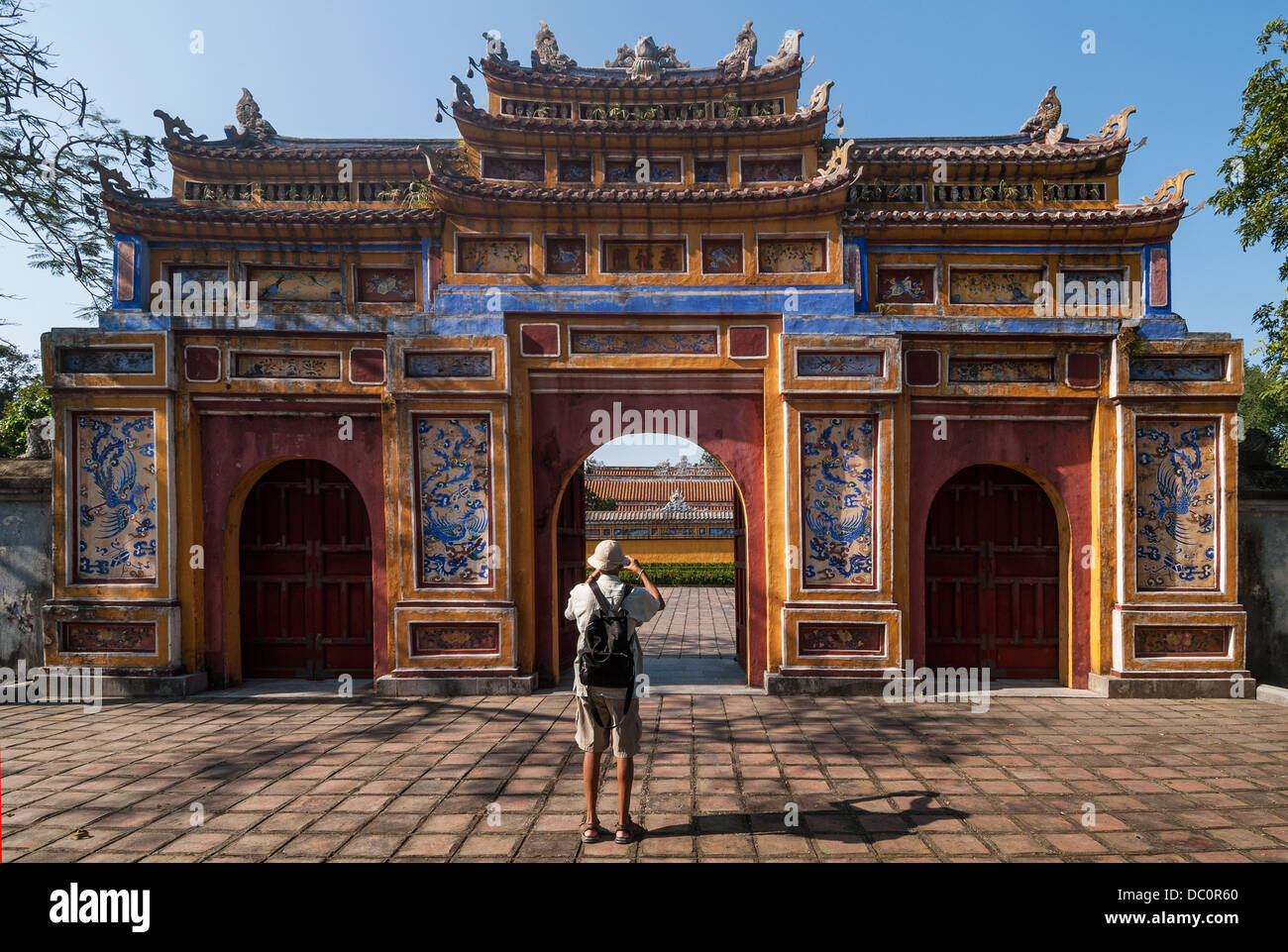 Eine touristische nimmt ein Bild des Gateways von Dien Tho von der UNESCO in die alte Kaiserstadt Hue, Vietnam geschützt, am 11. Januar 2008 Stockfoto