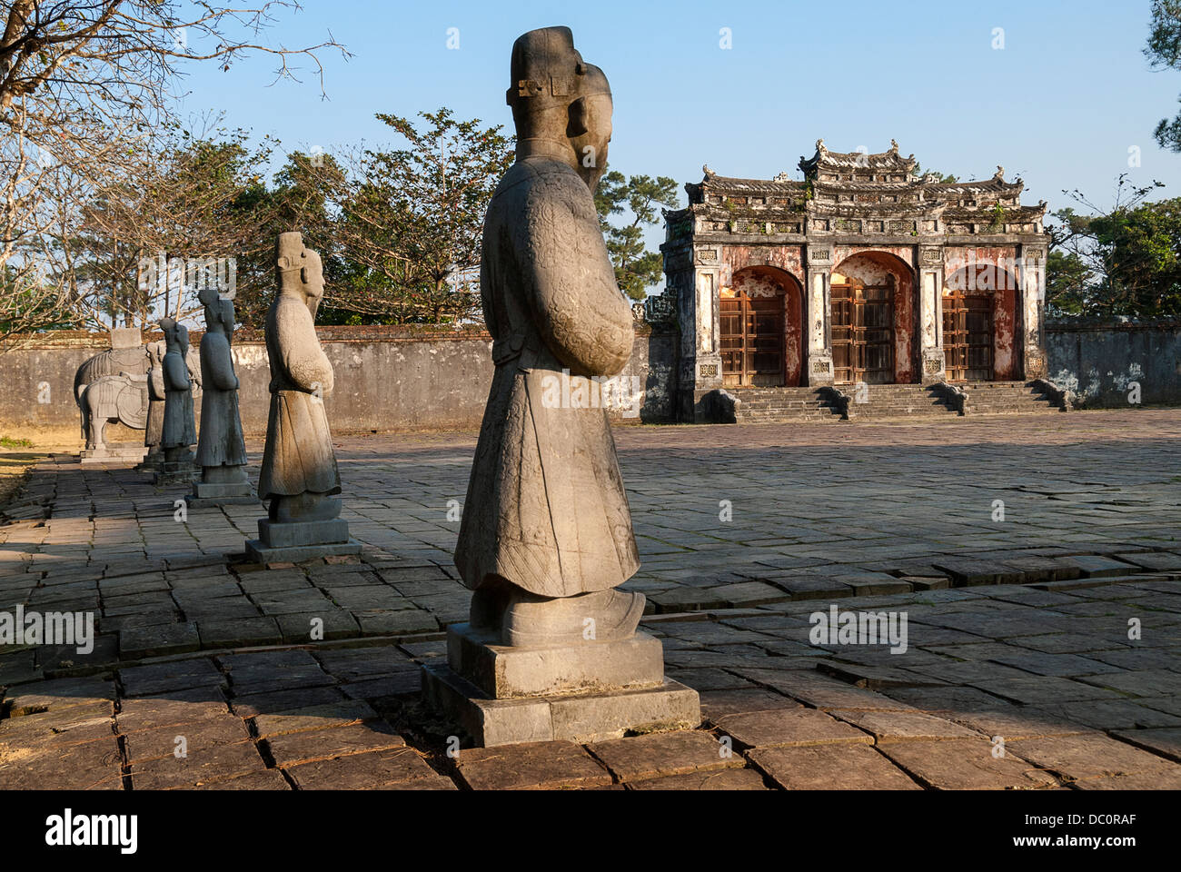 Statuen und Gateway in der Nähe von Grab von Khai Dinh in der von der UNESCO geschützte alte Kaiserstadt Hue, Vietnam Stockfoto