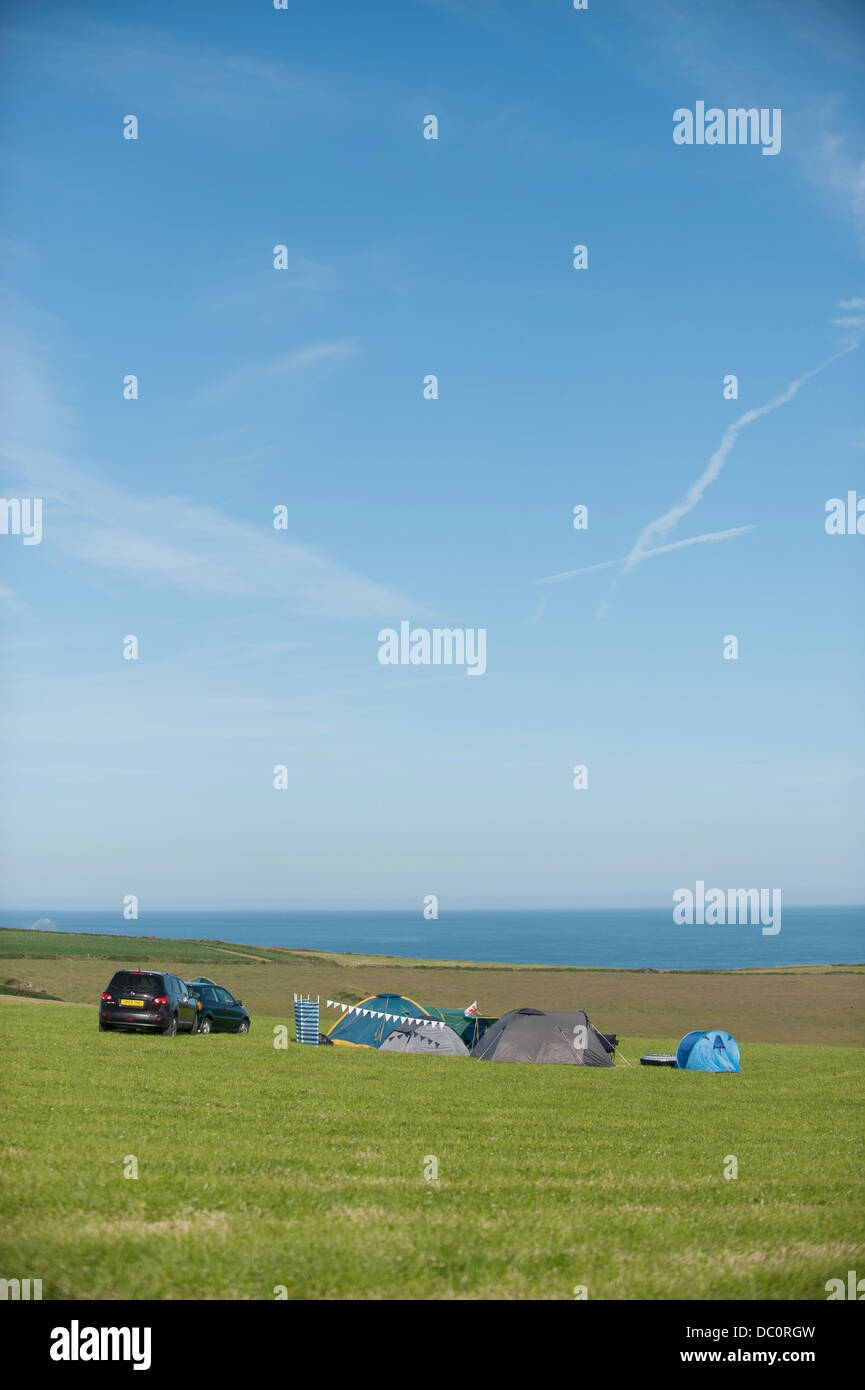 Eine Familie camping und genießen Sie die Sonne und das Meer Aussicht in pembrokeshire Stockfoto