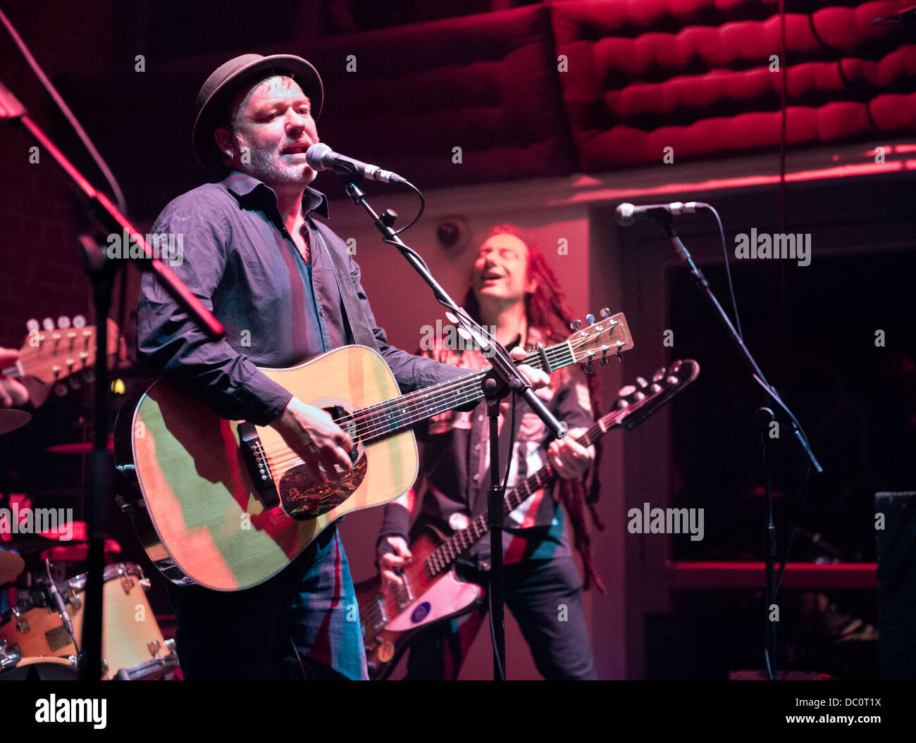 Mark Chadwick und Jeremy Cunningham mit ihrer Band The Levellers Konzert in der Buttermarket, Shrewsbury, UK, 2. August 2013 Stockfoto