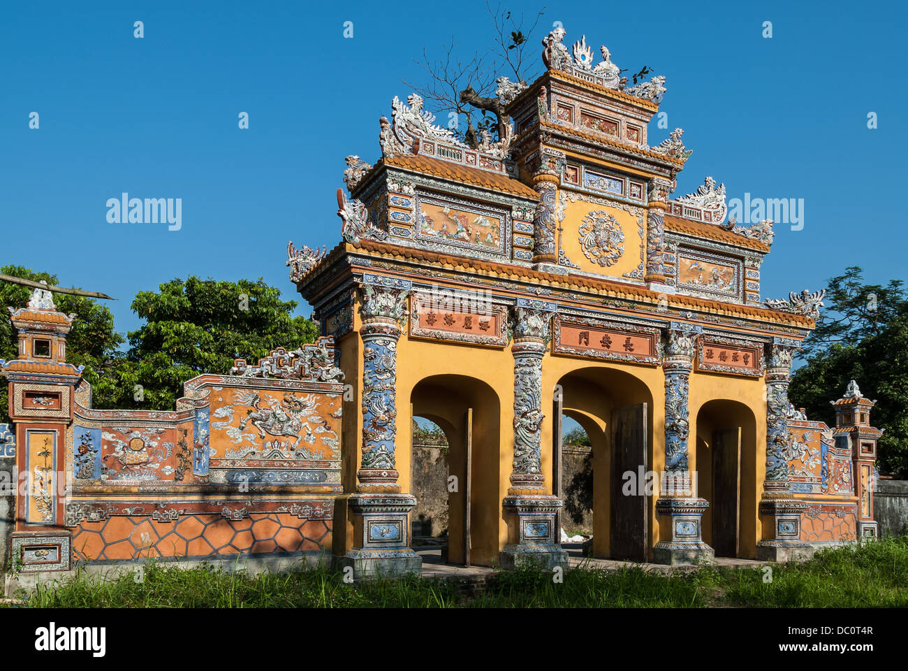 Einer der prächtigsten und gut erhaltene Gateways in das von der UNESCO geschützte alte Kaiserstadt Hue, Vietnam Stockfoto