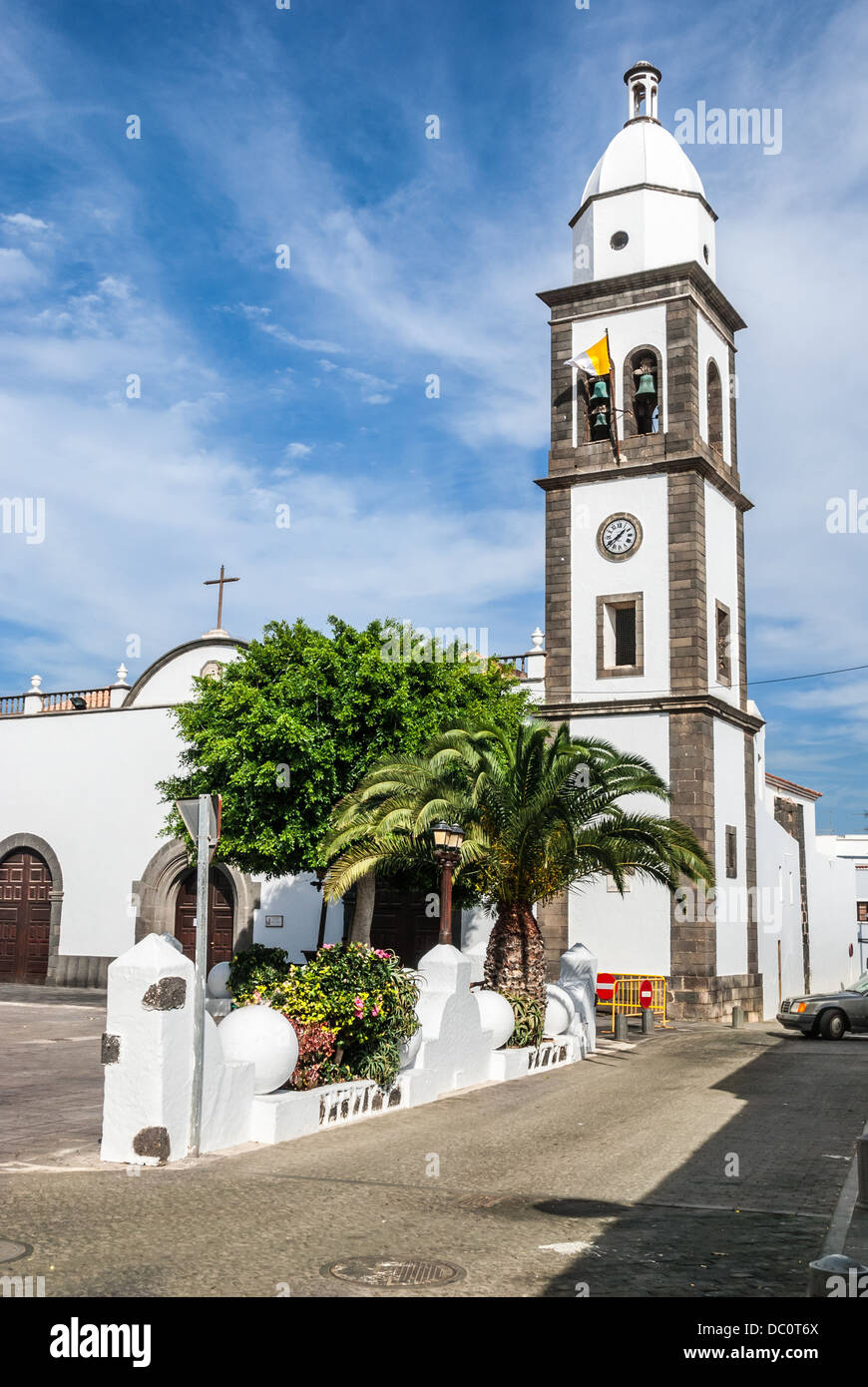 Die schöne Kirche von San Gines in Arrecife mit seinen weiß getünchten Fassade und attraktive Glockenturm Stockfoto