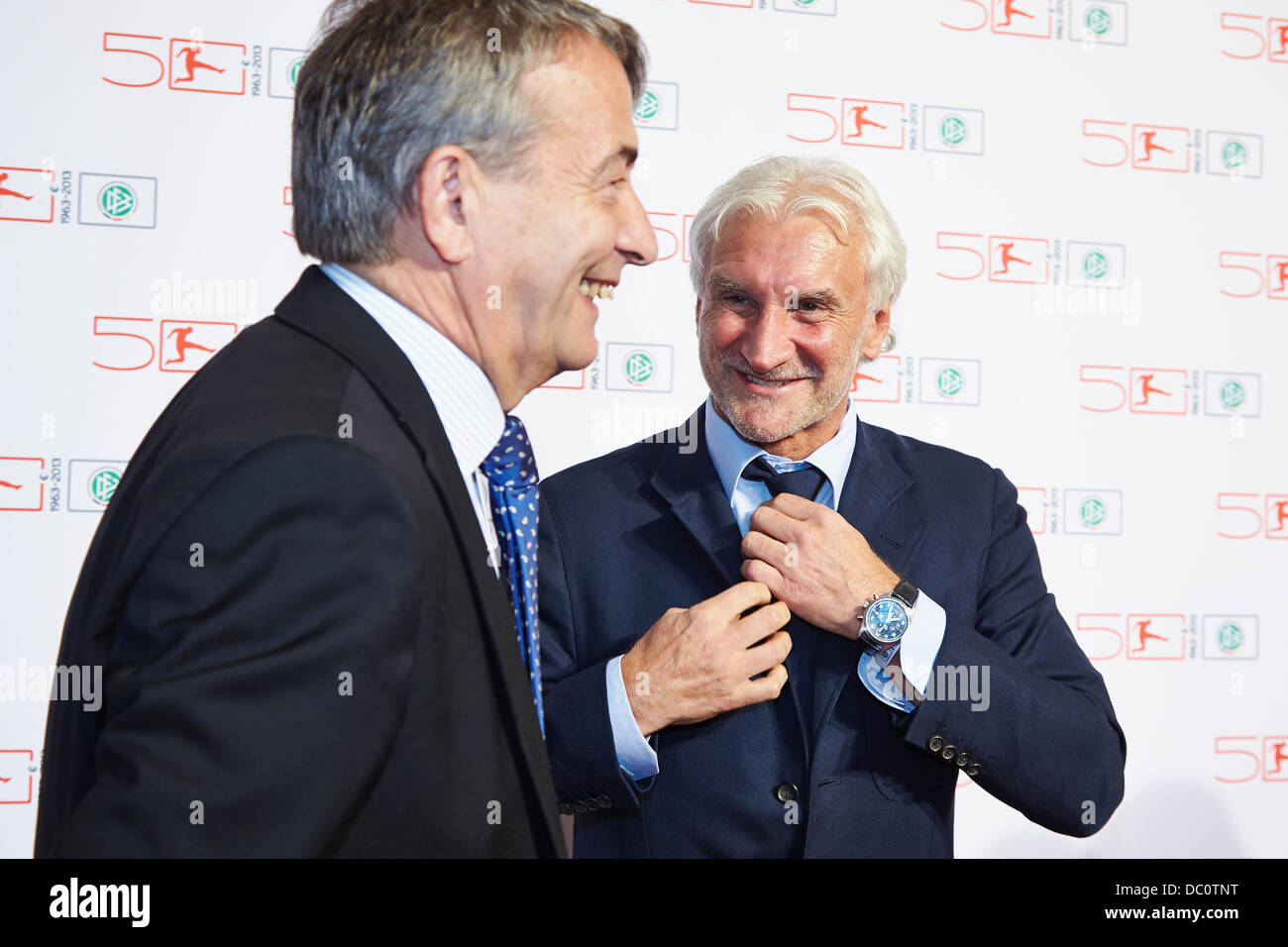 Berlin, Deutschland. 06. August, 2013.Rudi Völler - Sportdirektor, Bayer 04 Leverkusen- und Wolfgang Niersbach - Präsident des DFB - deutscher Fußball-Bund - auf dem roten Teppich bei der Feier der DFB und die DFL auf den 50. Jahrestag der deutschen Fußball-Bundesliga-Stiftung in Berlin. Bildnachweis: Reynaldo Chaib Paganelli/Alamy Live-Nachrichten Stockfoto