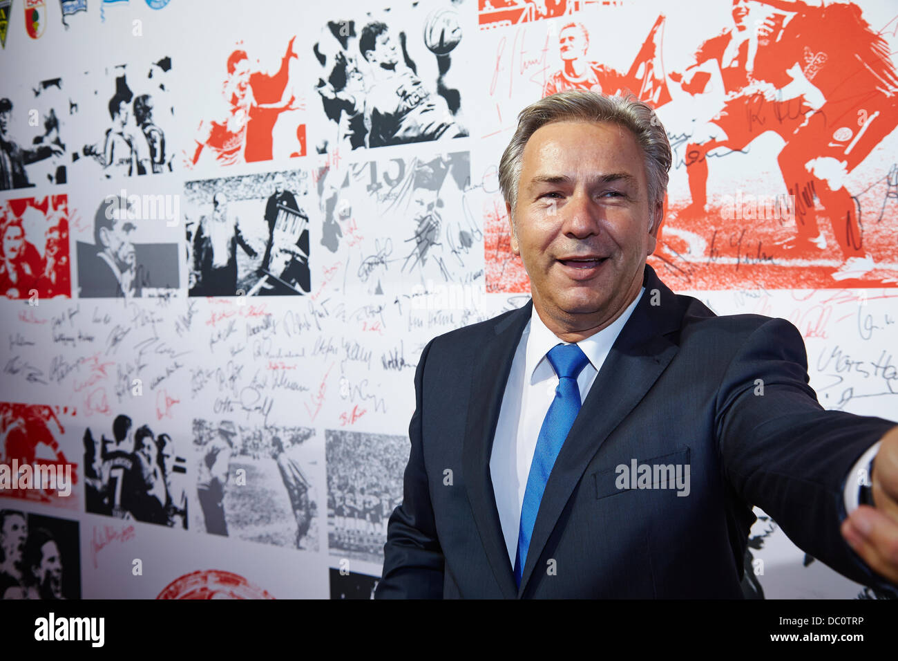 Berlin, Deutschland. 06. August, 2013.Klaus - Bürgermeister von Berlin - Wowereit auf dem roten Teppich bei der Feier der DFB und die DFL auf den 50. Jahrestag der deutschen Fußball-Bundesliga-Stiftung in Berlin. Bildnachweis: Reynaldo Chaib Paganelli/Alamy Live-Nachrichten Stockfoto