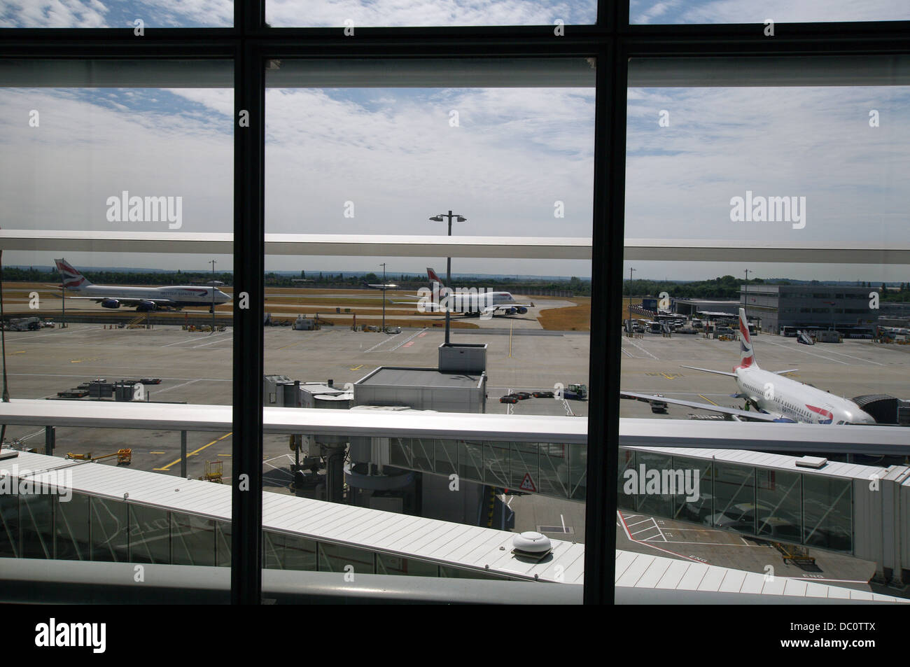 Blick auf die Rampe und Rollen Flugzeuge aus London Heathrow Terminal 5 Stockfoto