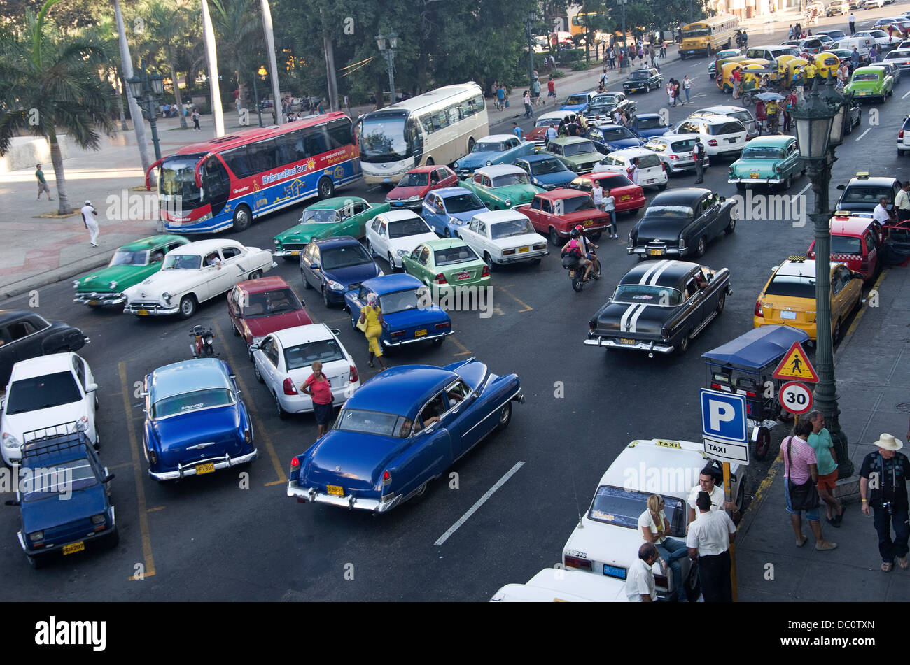 50er Jahre Autos im Verkehr Reihen von mehr Autos geparkt in der Mitte der Straße, in Zentral-Havanna vom Parque Central Stockfoto