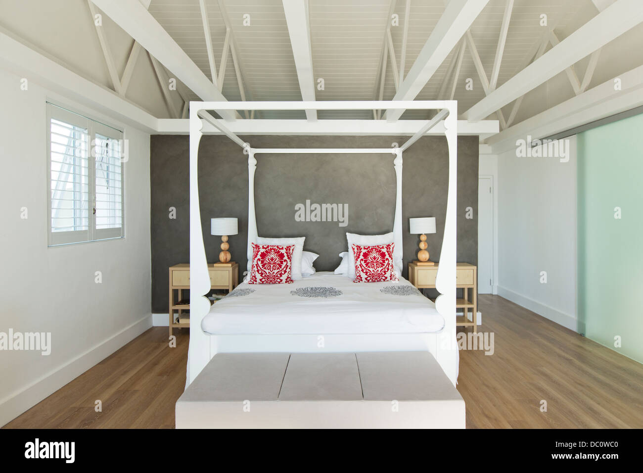 Himmelbett in modernen Schlafzimmer Stockfoto