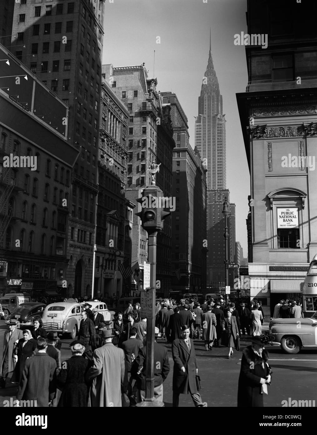 1940ER JAHREN ANONYME FUßGÄNGER MENGE TAXIS KREUZUNG KREUZUNG 42ND STREET & 5TH AVENUE STOP LICHTER CHRYSLER GEBÄUDE NEW YORK USA Stockfoto