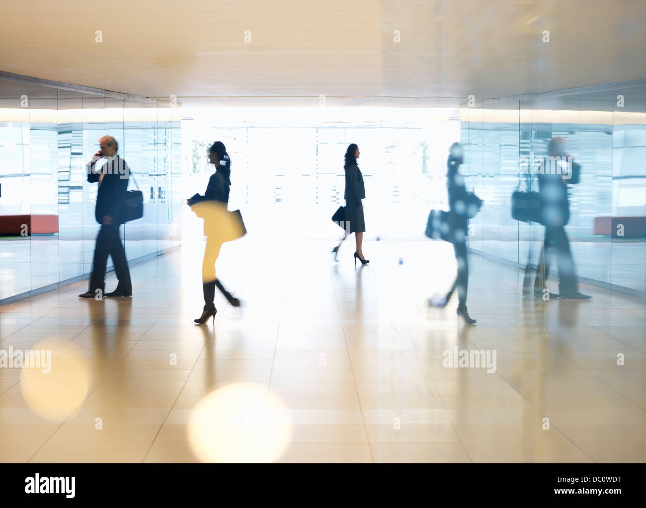 Geschäftsleute in lobby Stockfoto