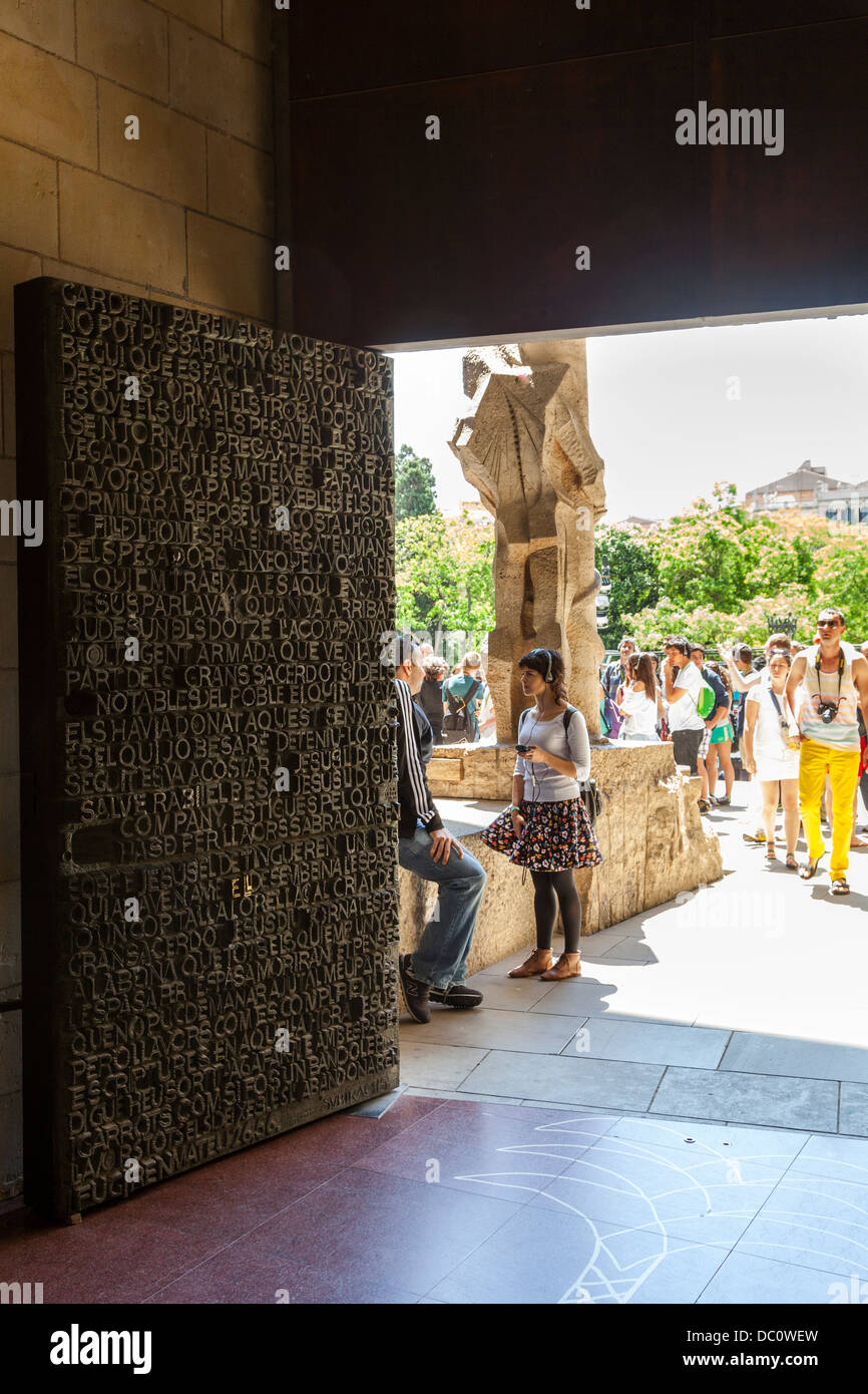 die hochdekorierten zentrale Bronzerelief Tür La Sagrada Familia Stockfoto