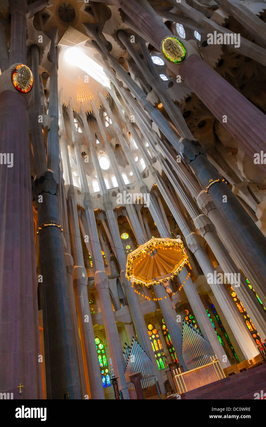 Altar und Säulen im Inneren der Kathedrale La Sagrada Familia in Barcelona. Stockfoto