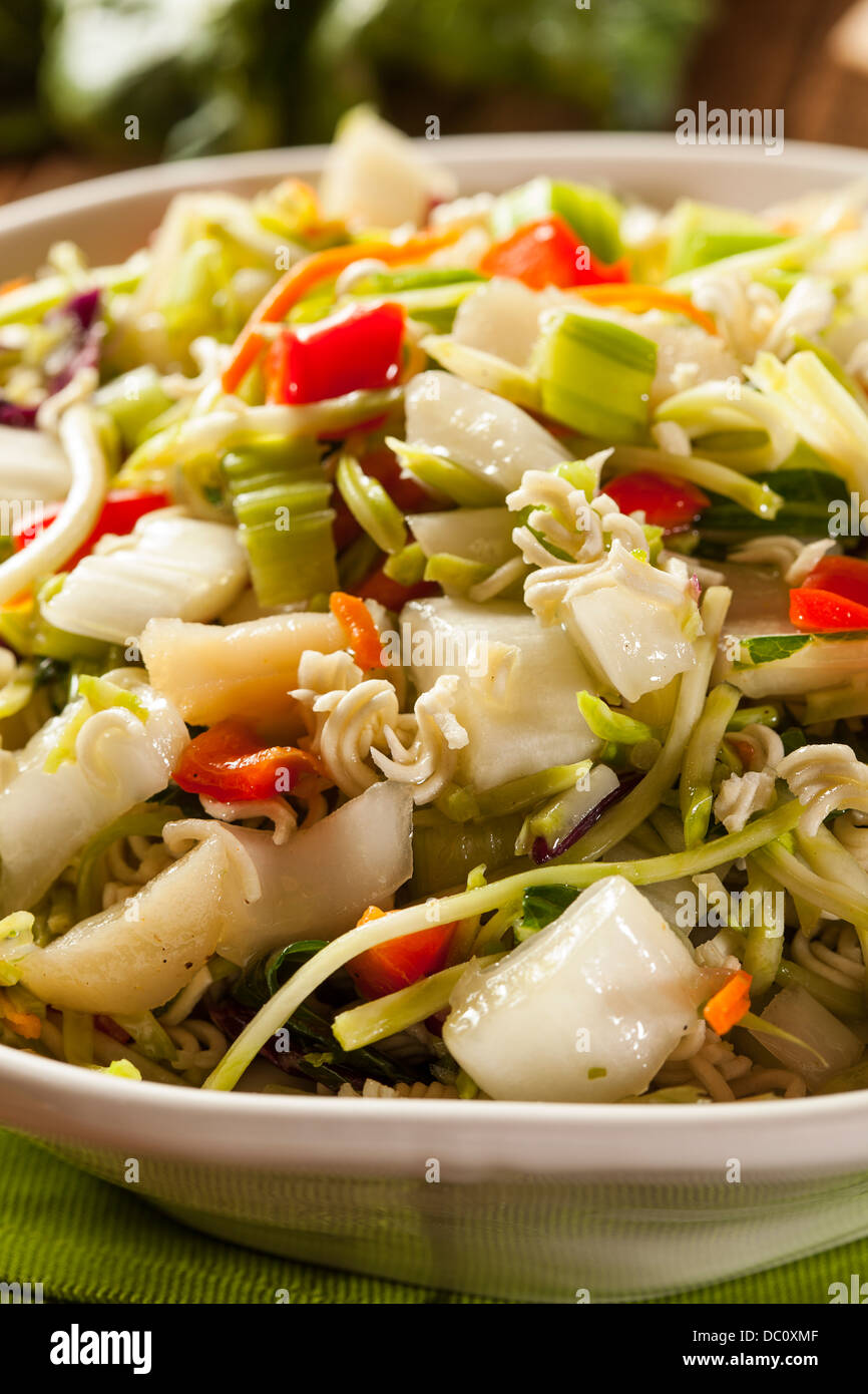 Asiatischen Bok Choy und Ramen-Salat in eine Schüssel geben Stockfoto