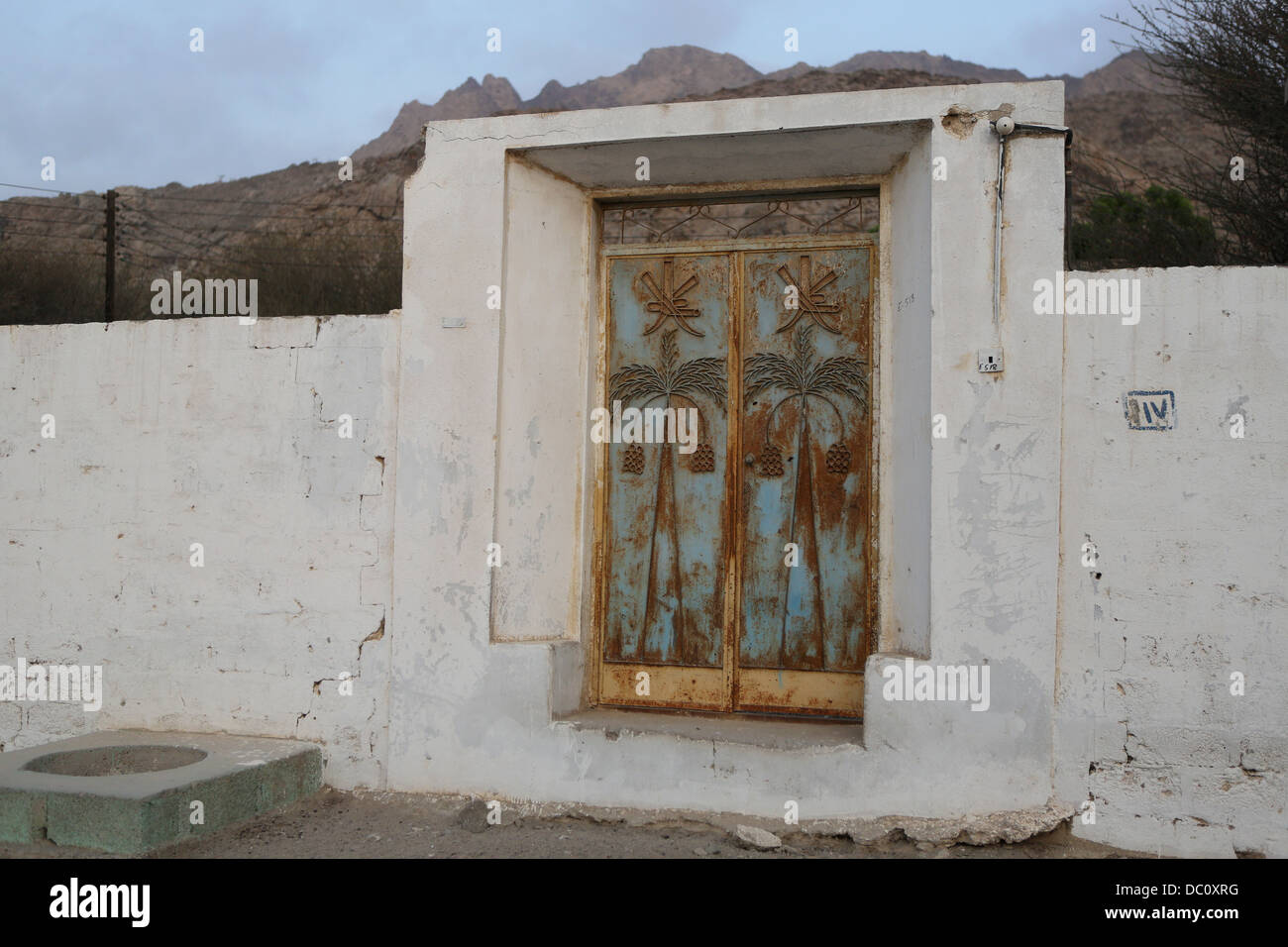 Detail einer rostigen Tür von einem verlassenen Grundstück in Musandam Peninsula, Oman Stockfoto