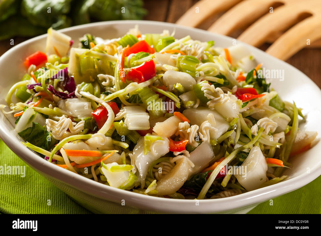 Asiatischen Bok Choy und Ramen-Salat in eine Schüssel geben Stockfoto