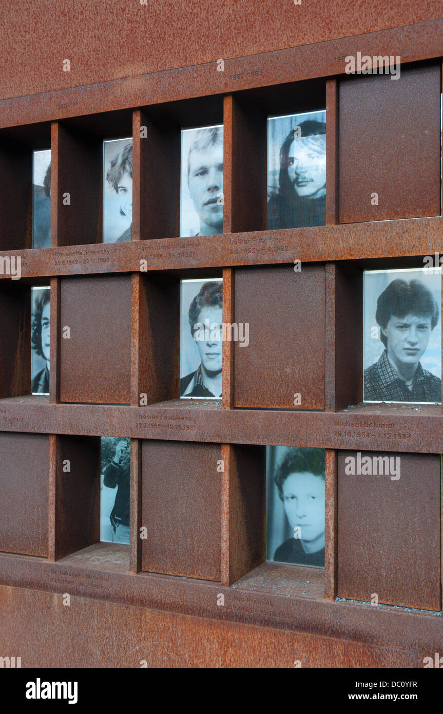 Deutschland, Berlin. Bernauer Straße. Gedenkstatte Berliner Mauer. Porträts von diejenigen, die starben bei dem Versuch, die Grenze zu überqueren. Stockfoto