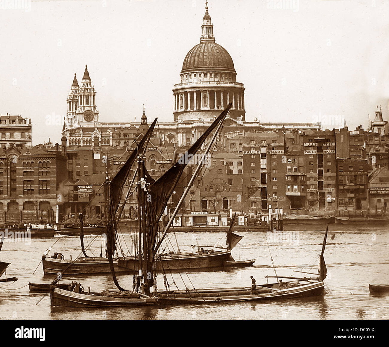 St. Pauls Kathedrale und Themse Lastkähne London viktorianische Periode Stockfoto