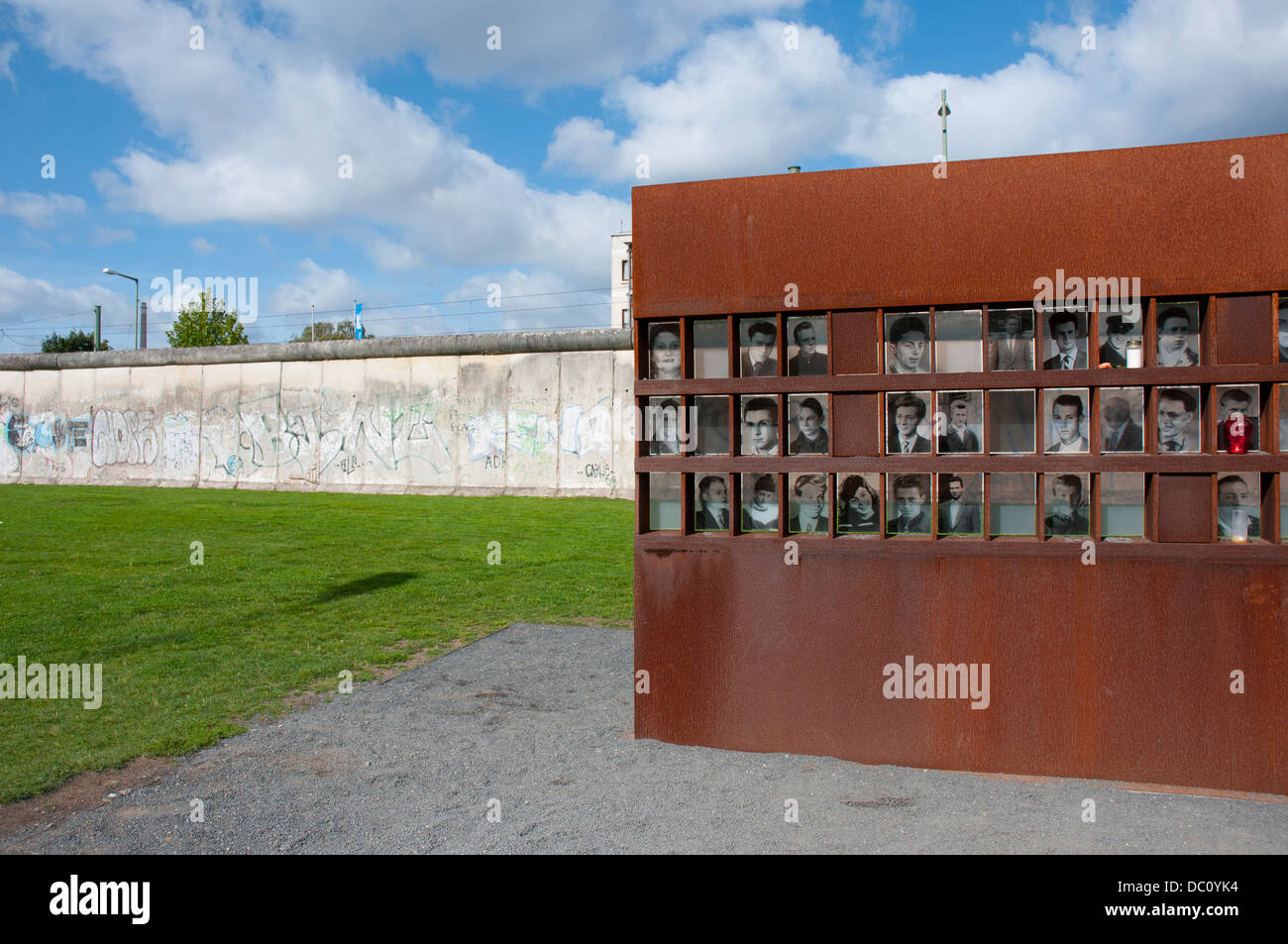 Deutschland, Berlin. Bernauer Straße. Gedenkstatte Berliner Mauer. Porträts von diejenigen, die starben bei dem Versuch, die Grenze zu überqueren. Stockfoto