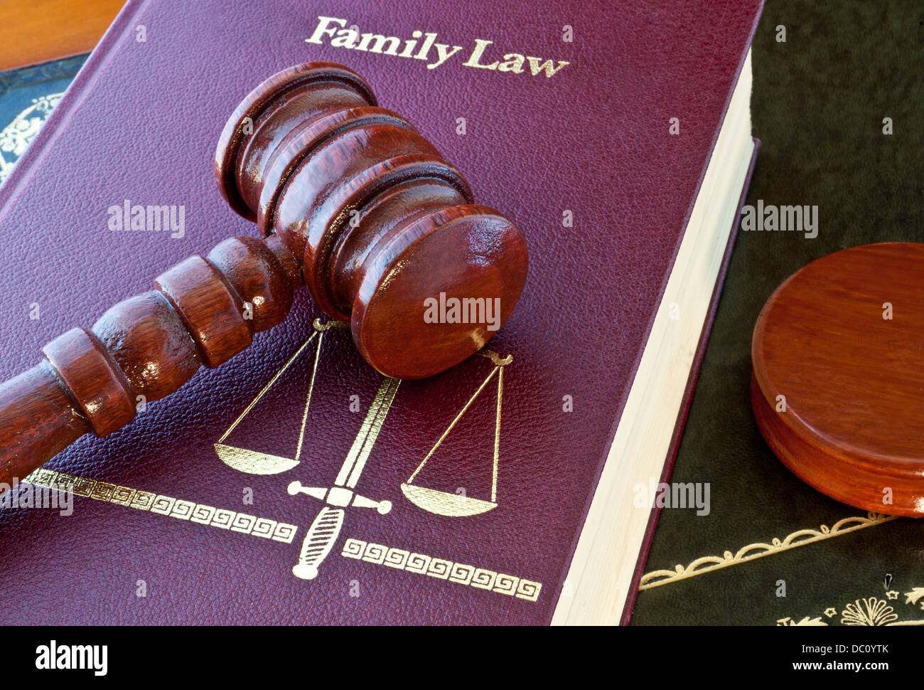 Gericht verurteilt Richter Holz- Hammer auf 'Familienrecht' Buch mit Gold Schwert und Waage der Gerechtigkeit Emblem Stockfoto