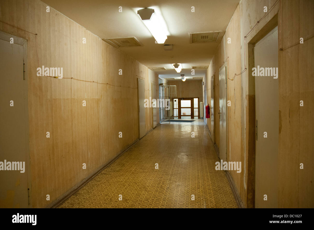 Deutschland, Berlin. Hohenschonhausen Gefängnis, ein Stasi-Haftanstalt. Fleckige Wände und Linoleumboden Verhör Flügel. Stockfoto