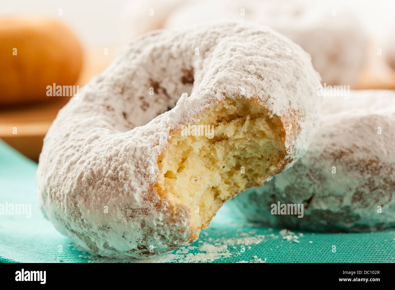 Hausgemachte weiß gepudert Donuts auf einem Hintergrund Stockfoto Hausgemachte weiß gepudert Donuts auf einem Hintergrund Stockfoto