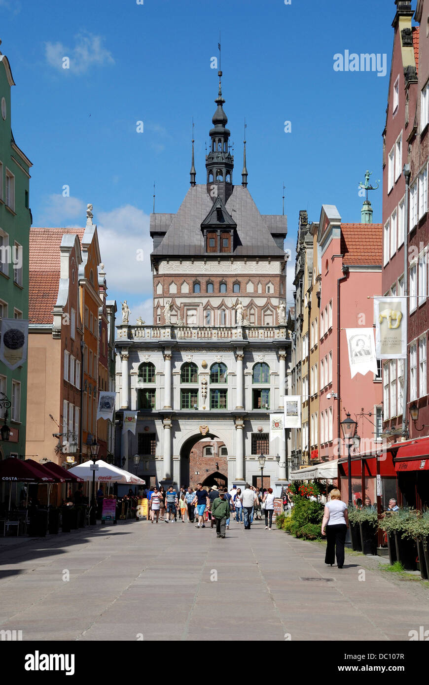 Historische Altstadt von Danzig mit dem Goldenen Tor in der langen Gasse. Stockfoto