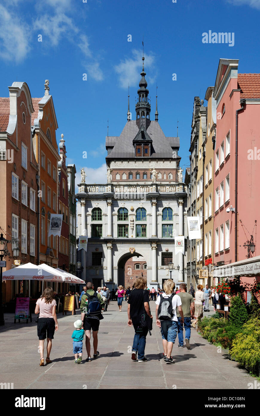 Historische Altstadt von Danzig mit dem Goldenen Tor in der langen Gasse. Stockfoto