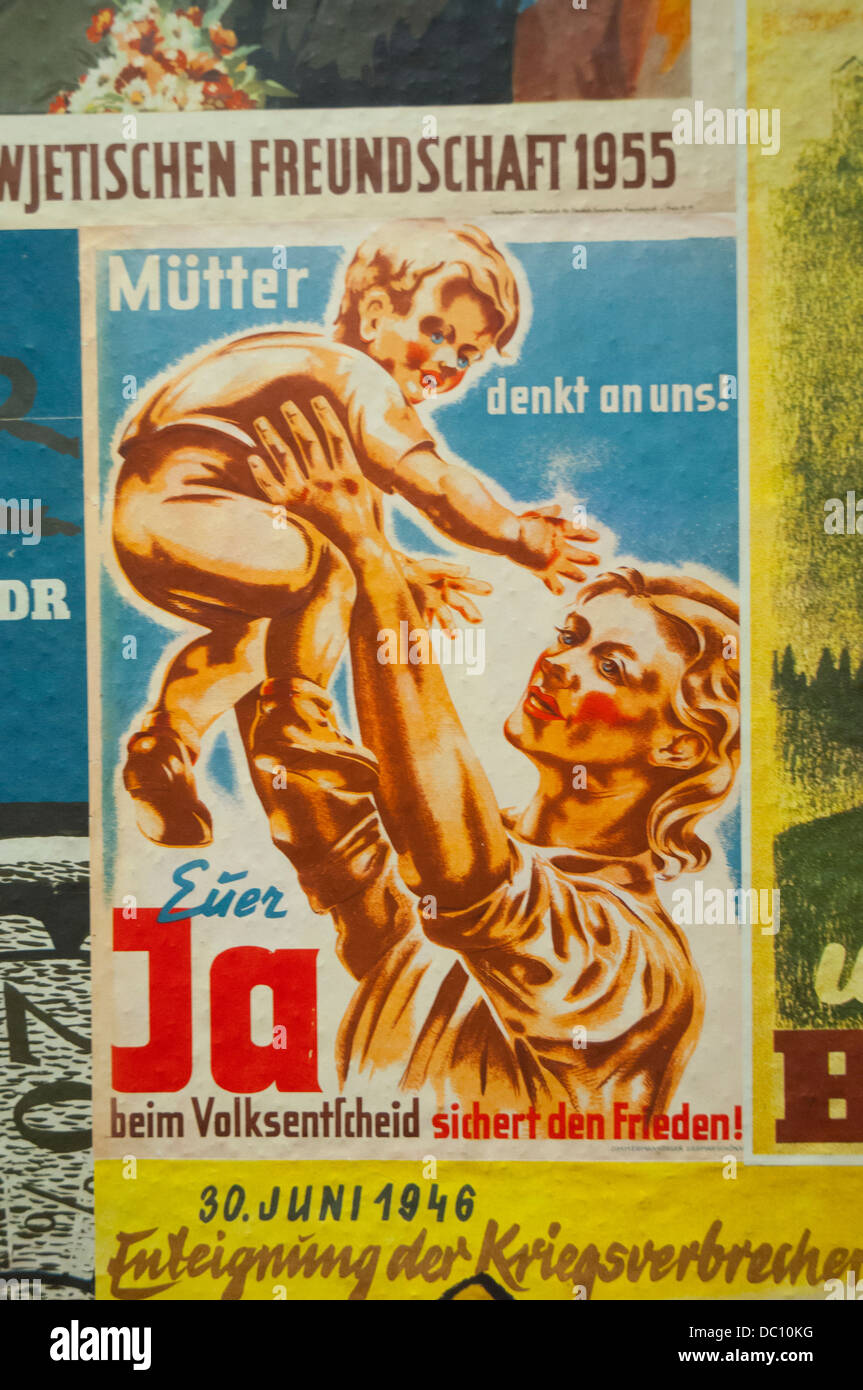 Deutschland, Berlin. Lichtenberg. Stasi-Museum. DDR-Propaganda-Plakate. Stockfoto