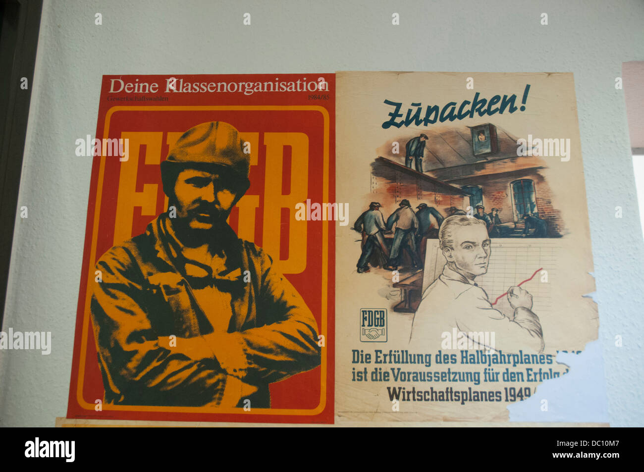 Deutschland, Berlin. Lichtenberg. Stasi-Museum. DDR-Propaganda-Plakate. Stockfoto