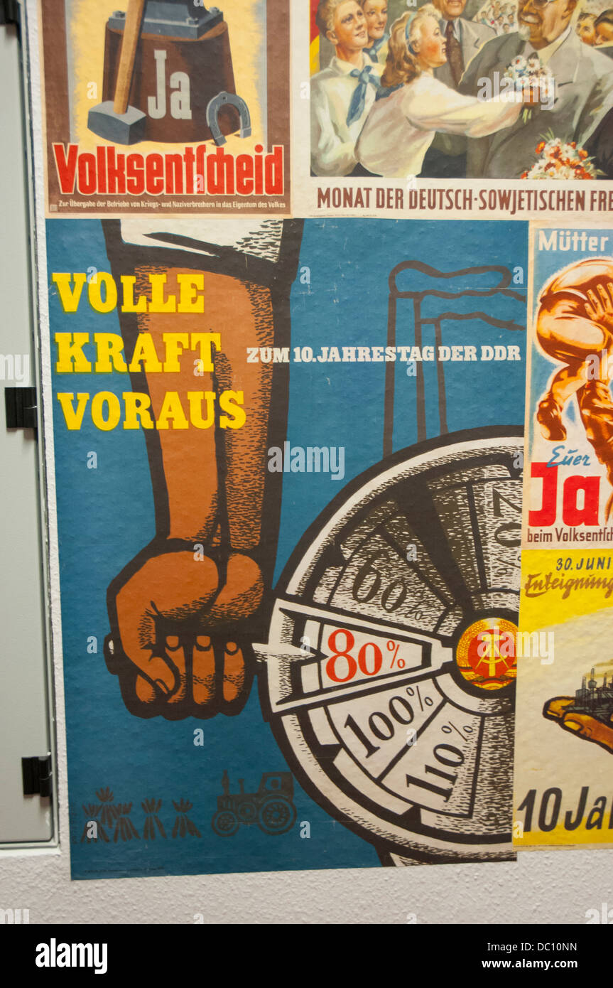Deutschland, Berlin. Lichtenberg. Stasi-Museum. DDR-Propaganda-Plakate. Stockfoto