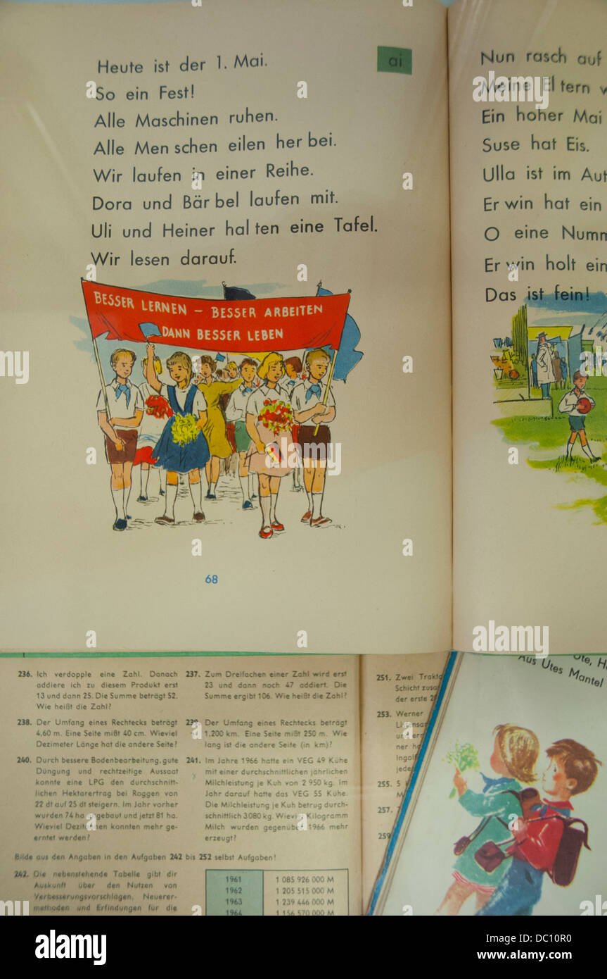 Deutschland, Berlin. Lichtenberg. Stasi-Museum. Kinderzimmer "Buch mit Thälmann-Pioniere. Stockfoto