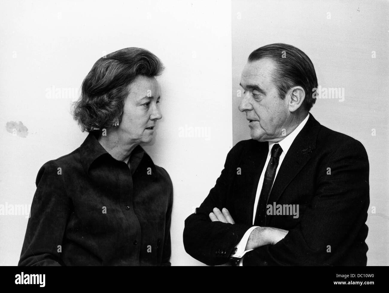 Bild: 2. Oktober 1960 - London, England, U.K - KATHARINE GRAHAM (1917-2001) war ein Verleger, der ihre Familie Zeitung, "The Washington Post," seit über zwei Jahrzehnten geführt. Bild: Katharine Graham hat eine Diskussion mit einem Kollegen. (Kredit-Bild: © KEYSTONE Bilder USA/ZUMAPRESS.com) Stockfoto