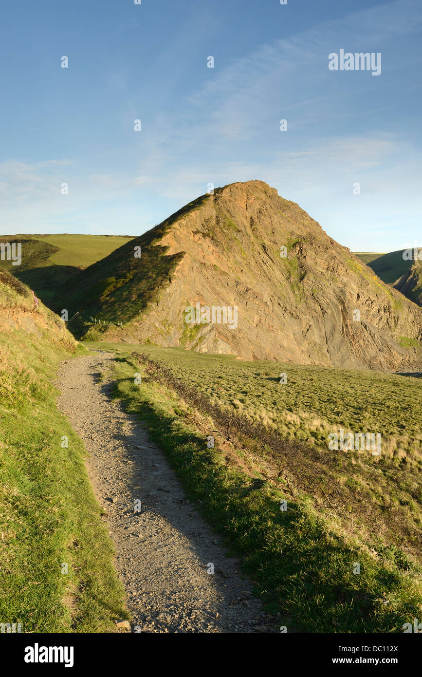 Blick entlang der Küste in Richtung Swansford Hill und Speke Mühle-Mündung an der Küste von Nord-Devon, UK. Stockfoto